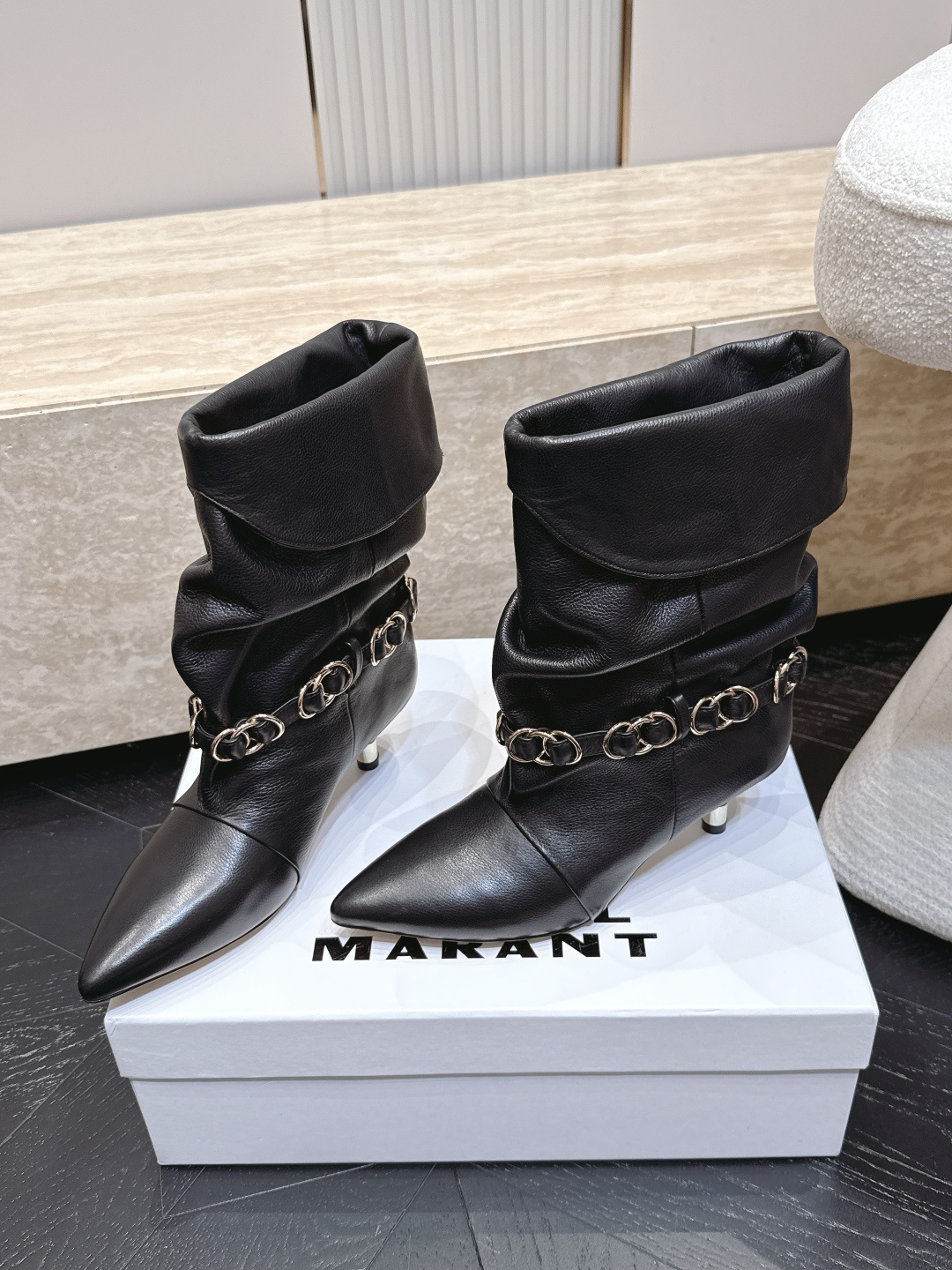 isabel marant/伊莎贝尔26vs早秋最新休闲靴子系列… 【尖头堆皱一脚蹬中靴】 玛兰混合过去与将来"交织出非 isabel marant/伊莎贝尔26vs早秋最新休闲靴子系列… 【尖头堆皱一脚蹬中靴】 玛兰混合过去与将来"交织出非