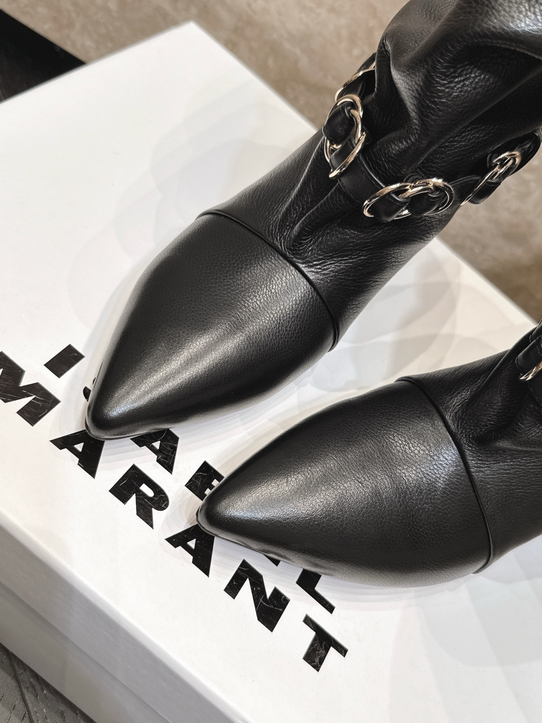 isabel marant/伊莎贝尔26vs早秋最新休闲靴子系列… 【尖头堆皱一脚蹬中靴】 玛兰混合过去与将来"交织出非 isabel marant/伊莎贝尔26vs早秋最新休闲靴子系列… 【尖头堆皱一脚蹬中靴】 玛兰混合过去与将来"交织出非