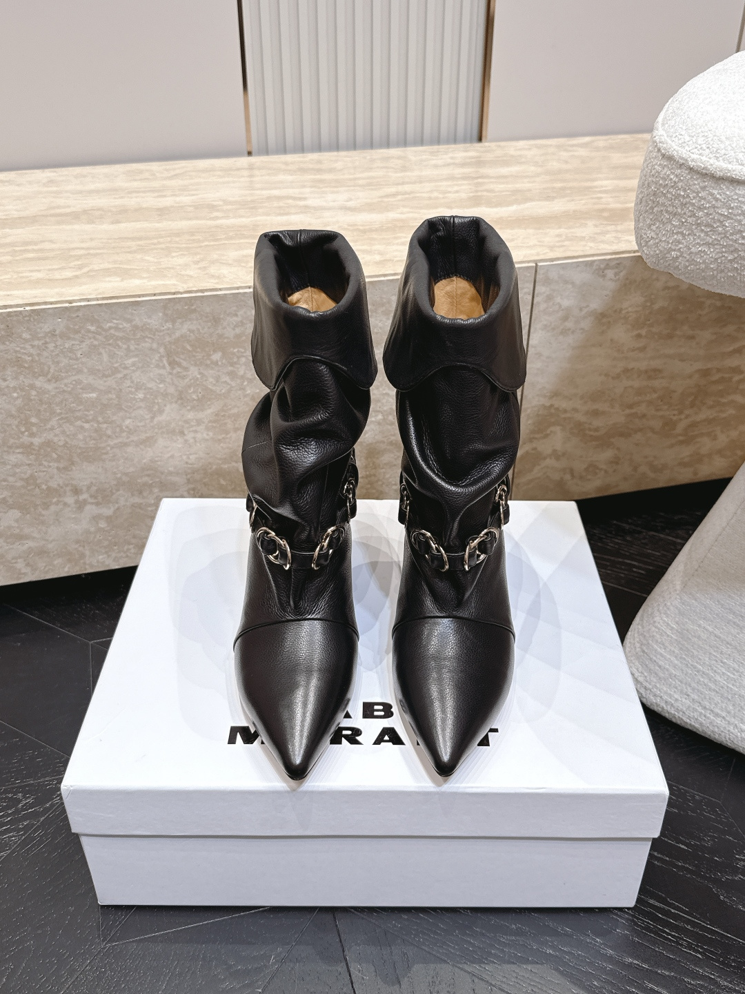 NO:924343,Isabel Marant/Isabel 26vs latest casual boots series in early autumn... [Pointed toe wrinkled mid-step boots] Marant mixes the past and the future, 'interweaves the unique features of the three cultures of Africa, Indians, and Antilles. It is a French brand with exclusive heavy embroidery, pure heavy craftsmanship, and pattern output... Fabric: Original customization/cow chain technology Inner: Original custom sheepskin Foot: Original custom sheepskin Outsole: Original custom leather sole  Heel height: 4.5cm Size: 35-39 (40-42. Customization is non-refundable) Packaging: Original full set of packaging Color: Official simultaneous update, boots, boots, sheepskin19860909isabel marant/伊莎贝尔26vs早秋最新休闲靴子系列…【尖头堆皱一脚蹬中靴】 玛兰混合过去与将来'交织出非洲,印第安,安第列斯三种文化的独特风貌的一个法国品牌独家重工刺绣,纯正重工艺,对版输出…… 面料: 原版定制/牛猄链条工艺 内里: 原版定制羊皮 垫脚: 原版定制羊皮 大底: 原版定制真皮底 跟高: 4.5cm 码数: 35-39（40-42.定做不退换） 包装:原版全套包装 颜色:官方同步更新,靴子,boots,sheepskin,Women's Shoes