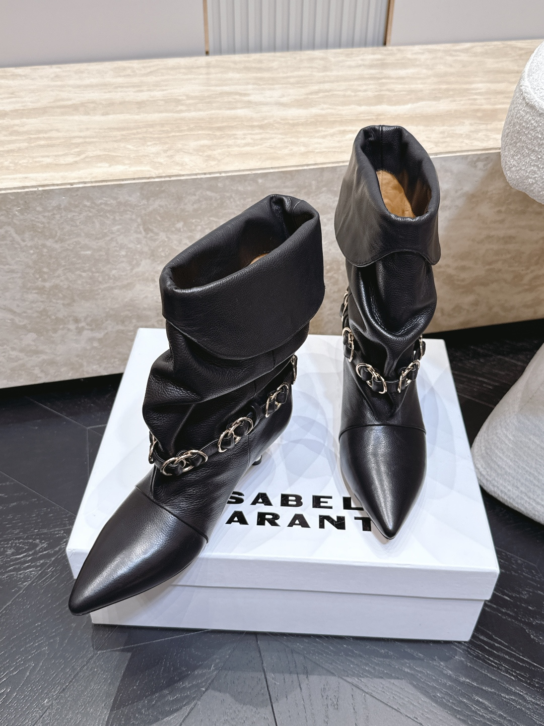 isabel marant/伊莎贝尔26vs早秋最新休闲靴子系列… 【尖头堆皱一脚蹬中靴】 玛兰混合过去与将来"交织出非 isabel marant/伊莎贝尔26vs早秋最新休闲靴子系列… 【尖头堆皱一脚蹬中靴】 玛兰混合过去与将来"交织出非