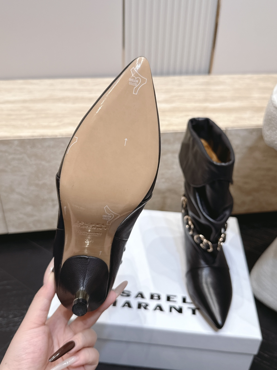 isabel marant/伊莎贝尔26vs早秋最新休闲靴子系列… 【尖头堆皱一脚蹬中靴】 玛兰混合过去与将来"交织出非 isabel marant/伊莎贝尔26vs早秋最新休闲靴子系列… 【尖头堆皱一脚蹬中靴】 玛兰混合过去与将来"交织出非