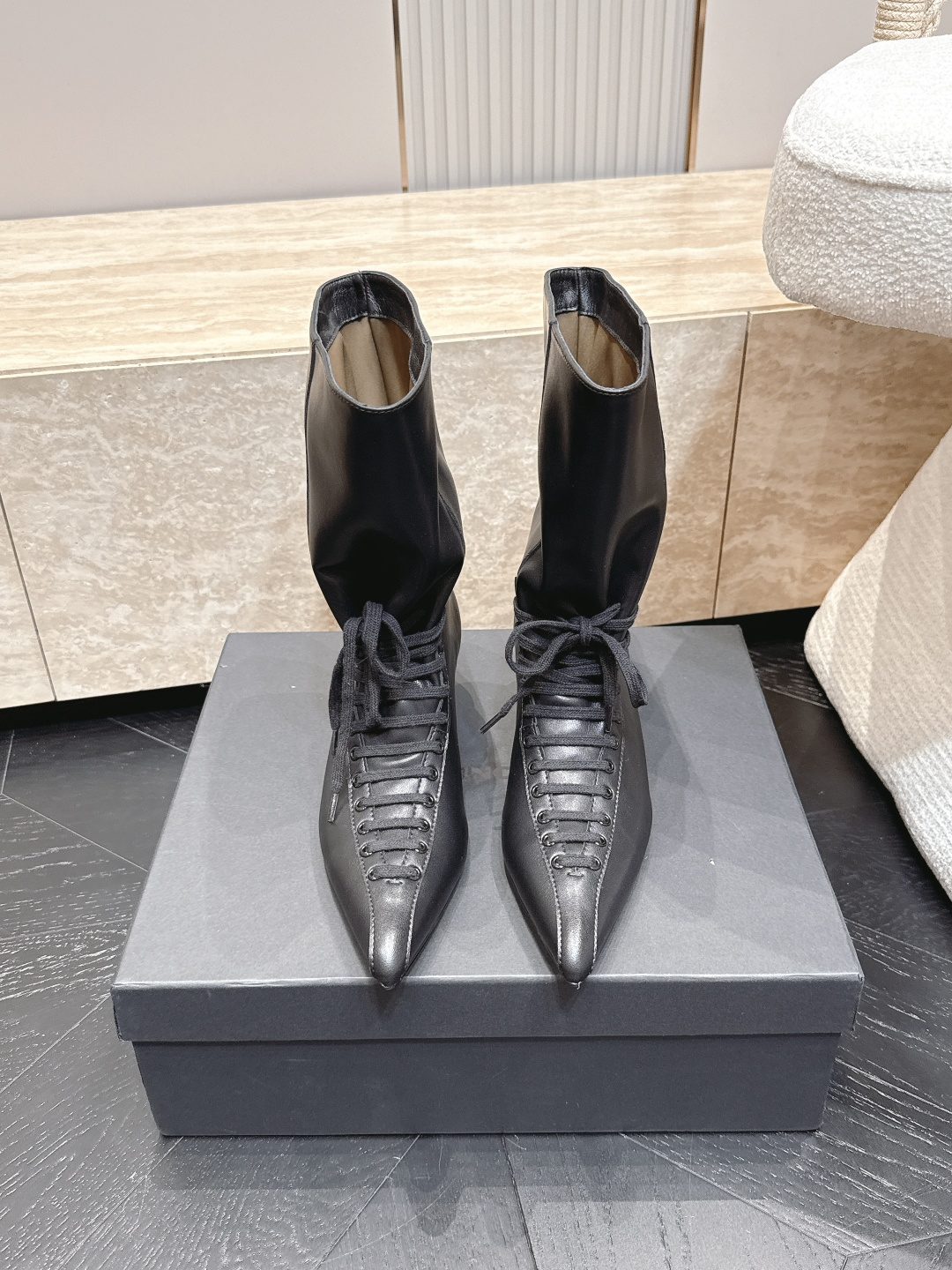 NO:924357,DYMALNOTPY 2026vs the latest pointed toe strap mid-boots witch boots in early autumn. Dark cuisine, DYMALNOTPY has always been popular. The pointed toe cat heel makes you look taller and slimmer. It is worn by many Internet celebrity stars. It is the favorite of sweet and cool girls. It will look cute and delicate. The casual combination can give the look a hint of sweet and cool temperament... Fabric: Original customized cowhide. Lining: Original customized sheepskin. Foot pads: Original customized sheepskin. Outsole:  Original customized non-slip sole Size: 35-39 (40.41. Customization is non-refundable) Packaging: Original full set of packaging Color: Official website updated simultaneously, boots, boots, cowhide, sheepskin19860909DYMALNOTPY 2026vs早秋最新尖头绑带中靴女巫靴 黑暗料理,DYMALNOTPY一直热度不减尖头猫跟,显高,显瘦,超多网红明星在穿,甜酷女孩的最爱 会显得可爱又秀气随意的搭配,即可让造型透露出一丝甜酷气质…… 面料: 原版定制牛皮 内里: 原版定制羊皮 垫脚: 原版定制羊皮 大底: 原版定制防滑底 码数: 35-39(40.41.定制不退换) 包装: 原版全套包装 颜色:官网同步更新,靴子,boots,cowhide,sheepskin,Women's Shoes