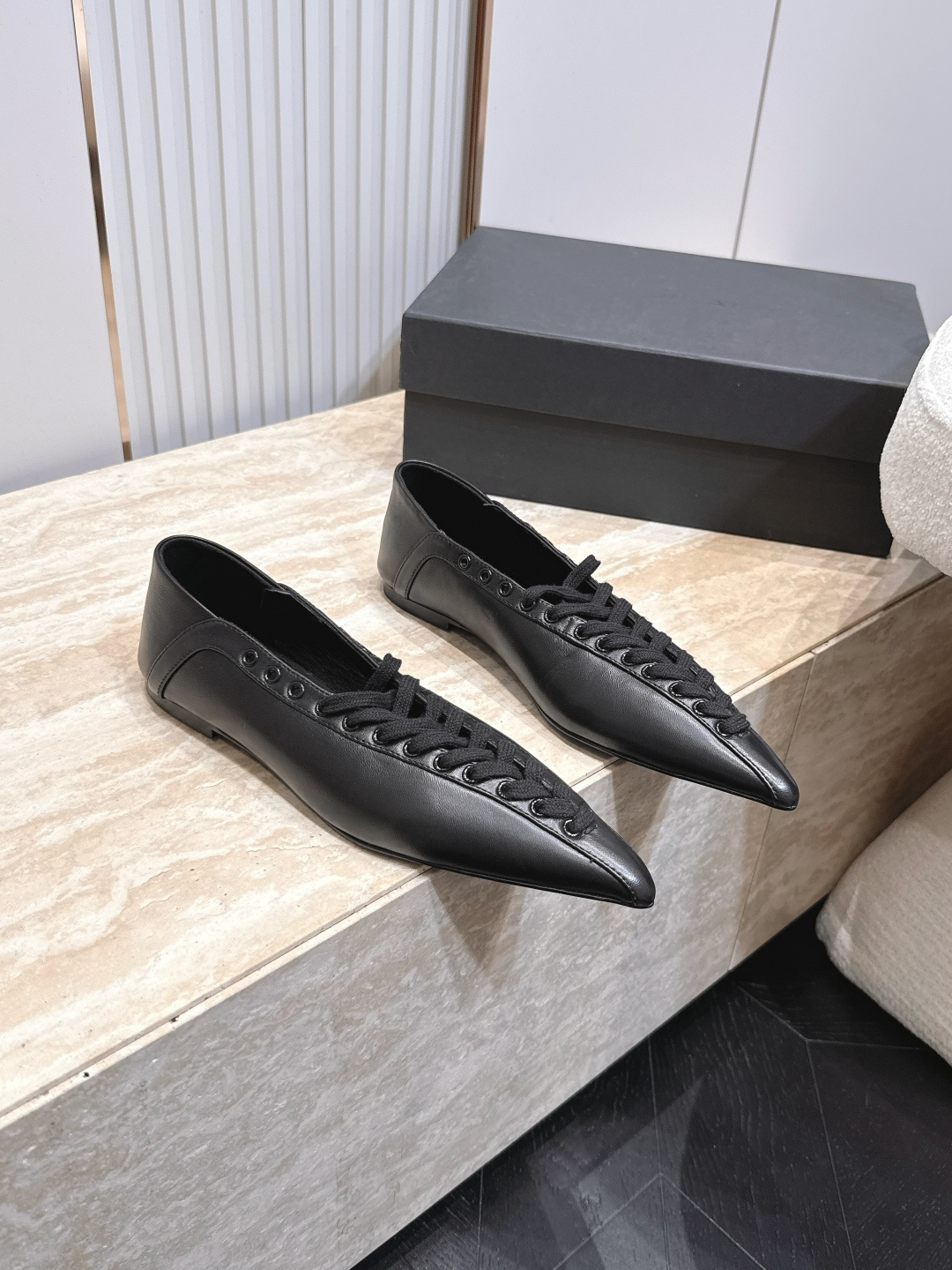 NO:926550,DYMALNOTPY 2026vs the latest pointed toe strappy witch shoes in early autumn. Dark cuisine, DYMALNOTPY has always been popular. The pointed toe cat heel makes you look taller and slimmer. It is worn by many Internet celebrities. It is the favorite of sweet and cool girls. It will look cute and delicate. The casual matching can give the look a hint of sweet and cool temperament... Fabric: Original customized cowhide. Lining: Original customized sheepskin. Foot: Original customized sheepskin. Outsole:  Original customized non-slip sole Size: 35-39 (40.41. Customization is non-refundable) Packaging: Original full set of packaging Color: Official website updated simultaneously, single shoes, cowhide, sheepskin19860909DYMALNOTPY 2026vs早秋最新尖头绑带女巫单鞋 黑暗料理,DYMALNOTPY一直热度不减尖头猫跟,显高,显瘦,超多网红明星在穿,甜酷女孩的最爱 会显得可爱又秀气随意的搭配,即可让造型透露出一丝甜酷气质…… 面料: 原版定制牛皮 内里: 原版定制羊皮 垫脚: 原版定制羊皮 大底: 原版定制防滑底 码数: 35-39(40.41.定制不退换) 包装: 原版全套包装 颜色:官网同步更新,单鞋,cowhide,sheepskin,Women's Shoes