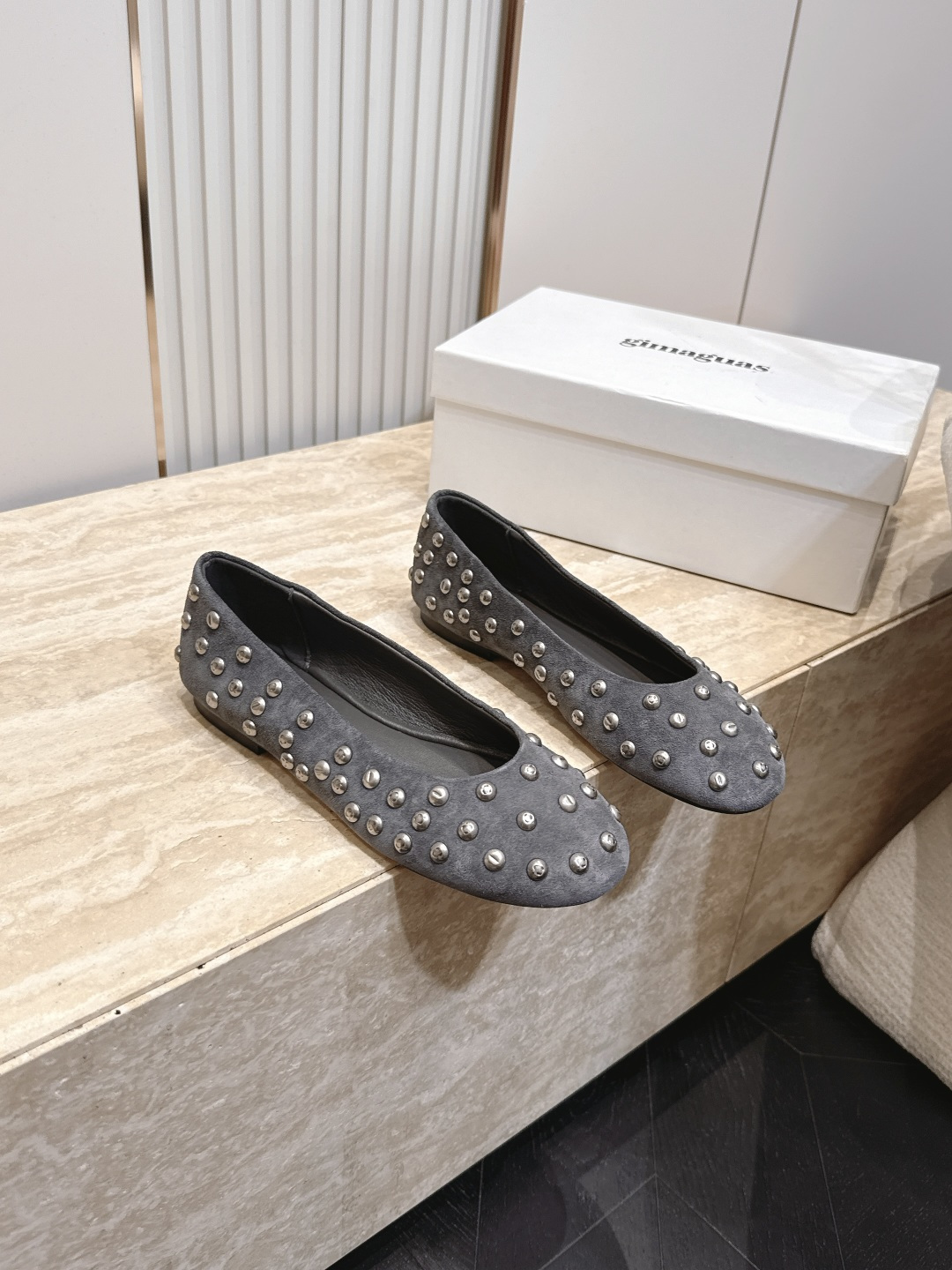 NO:926540,GimaGuas 2026vs early autumn latest hot style shoes [round-toe rivet single shoes] are worn by many Internet celebrities, and are the favorite of sweet and cool girls. Full rivet craftsmanship, decoration, high-end atmosphere and class, casual matching can give the style a hint of sweet and cool temperament... Fabric: Original customized sheepskin/willow stud crafts Lining: Original customized sheepskin Foot pads: Original customized sheepskin Outsole: Original customized genuine leather sole Size:  35-39 (40.41. Customization is non-refundable) Packaging: Original full set of packaging Color: Official website updated simultaneously, single shoes, sheepskin19860909GimaGuas 2026vs早秋最新爆款单鞋【圆头柳钉单鞋】超多网红明星在穿,甜酷女孩的最爱 全柳钉工艺,装饰 高端大气上档次,随意的搭配,即可让造型透露出一丝甜酷气质…… 面料: 原版定制羊皮/柳钉工艺 内里: 原版定制羊皮 垫脚: 原版定制羊皮 大底: 原版定制真皮底 码数: 35-39(40.41.定制不退换) 包装: 原版全套包装 颜色:官网同步更新,单鞋,sheepskin,Women's Shoes