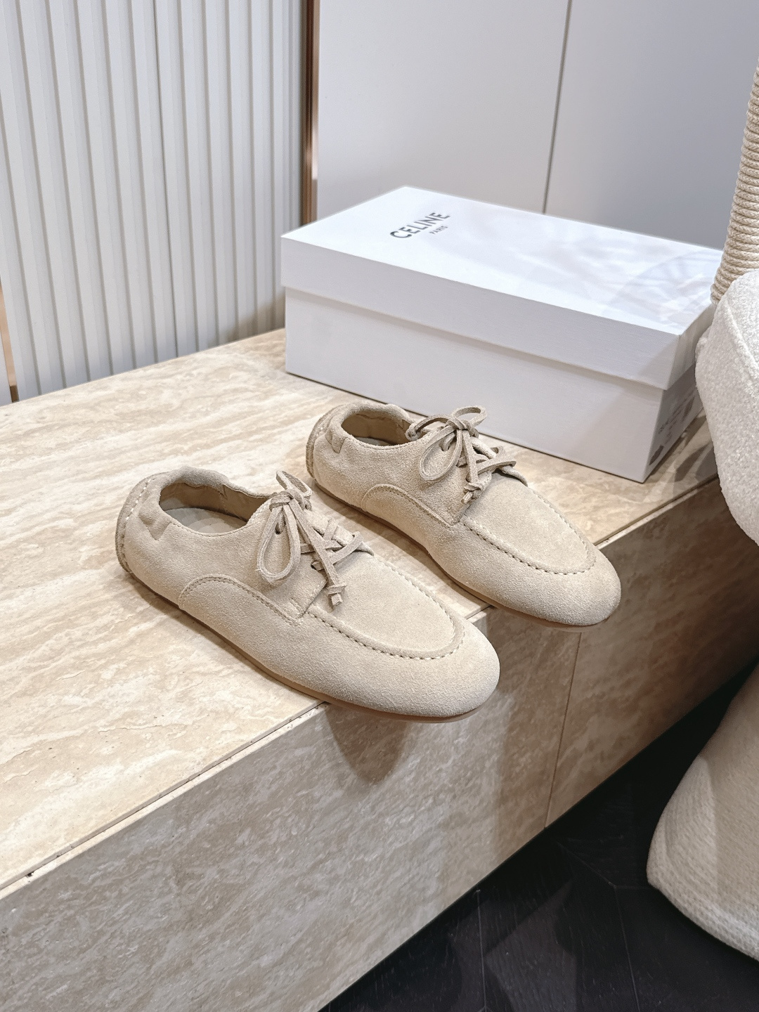 NO:926529,CELlNE Celine 2026vs Paris fashion conference latest popular round toe strap casual shoes fashion trend casual lover trend model counter authentic 1-1 early autumn Korean trend version!  The counter recommends a top quality product with perfect workmanship and perfect details, counter quality!  Contrasting color positioning and splicing design!  Fashionable and casual personality!  Look like a goddess on your feet!  Simple line design, three-dimensional cutting, super invincible style, looks good no matter how you match it, super popular elements and colors, the whole set is youthful and beautiful, relaxed and eye-catching in the crowd, casual, comfortable, fashionable and versatile, a high-quality casual suit without any sense of age... Fabric: Original customized cow lining: Original customized sheepskin Foot: Original customized cow velvet Outsole: Original molded TPU molded sole Packaging: Original full set of packaging Code number:  35-39 (40. Customization is non-returnable) Color: official website updated simultaneously, loafers, loafers, sheepskin19860909CELlNE 思琳2026vs巴黎时装发布会最新爆款圆头绑带休闲鞋 时尚潮流休闲情女潮流款专柜正品1-1早秋韩潮流版！专柜推荐一个顶级好东西做工,细节都堪称完美,专柜品质！撞色定位拼接设计！时尚休闲个性！上脚大气女神范！简约线条设计,立体剪栽,超级无敌有范儿,怎么搭配都好看,超级流行的元素和颜色整套穿着青春靓丽,轻松自在的在人群中吸晴养眼穿着效果,休闲舒适又时尚百搭,没有年龄感的高品质休闲套装…… 面料: 原版定制牛猄 内里: 原版定制羊皮 垫脚: 原版定制牛绒 大底: 原版开模TPU成型底 包装: 原版全套包装 码数: 35-39（40.定制不退换） 颜色:官网同步更新,乐福鞋,loafers,sheepskin,Women's Shoes