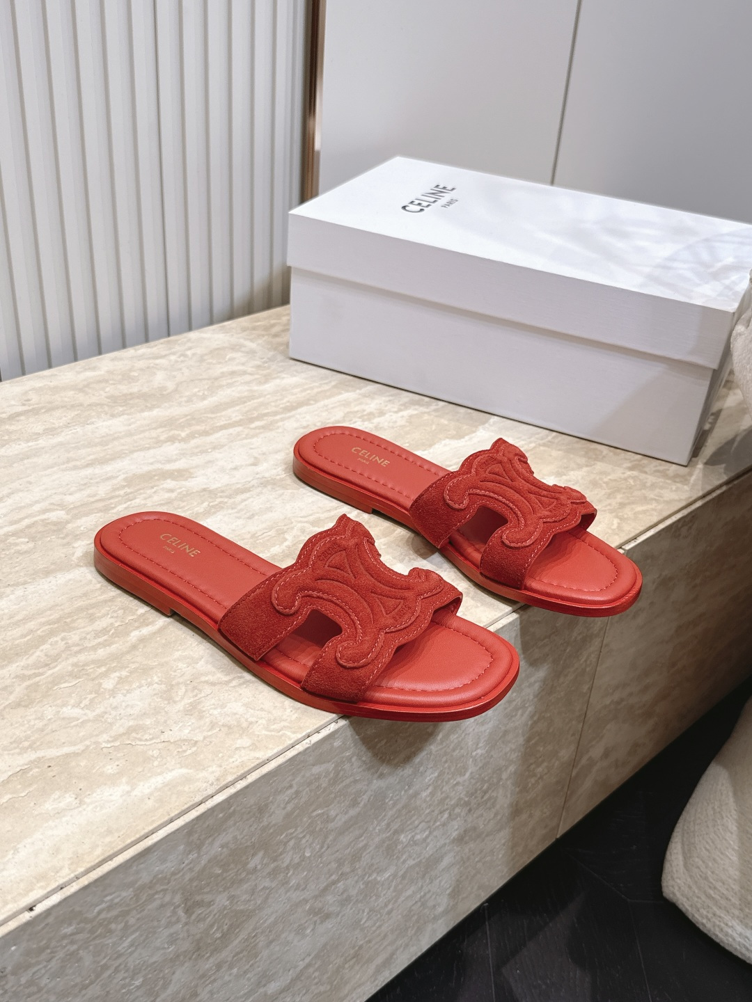NO:926516,Top version!  CELINE Celine's new slippers, Arc de Triomphe British style micro-label sandals, Frenchism, old money style, simple and stylish, timeless and timeless. It is a classic that will never fade away in the fashion circle. The retro British style allows you to wear a different temperament. Fully matched craftsmanship material Size35-40, slippers, celine, slippers19860909顶版！ CELINE塞琳 新款拖鞋 凯旋门英伦风微标凉拖鞋 法式主义 老钱风 简约大气时髦 耐看不过时 是时尚圈永不退潮的经典所在,复古的英伦风格,让你穿出不一样的气质 全对版工艺材质 Size35-40,拖鞋,celine,slippers,Women's Shoes