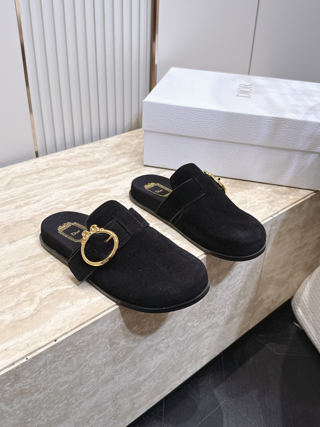 NO:926506,Dior Dior 2026 vs Early Autumn New Casual Round Toe Mule Half-Top. A beautiful shoe that has been cultivated by major celebrities and Internet celebrities. The top version of the matching item is an effortless fashionable outfit. The on-foot temperament is casual, commuting office workers, fashionable streets, casual and casual dates. The front is decorated with the golden Christian Dior PARIS logo. Integrated with Dior's extraordinary exquisite craftsmanship, it reinterprets the classic design. Full of details... The quality is completely consistent with that of the counters.  Fabric original custom cow lining Original custom sheepskin lining Original custom cow velvet bag Water table Outsole Original custom combination bottom Packaging Original full set of packaging Code number 35-39 (40.41 customization is not returnable) Color: official website updated simultaneously, half drag, dior, dior, sheepskin19860909Dior 迪奥 2026vs早秋新款休闲圆头穆勒半拖 各大明星网红纷纷种草的一款美鞋、顶版搭配单品里就是毫不费力的时髦穿搭. 上脚气质 随性 通勤上班族 时髦街头.约会随意休闲. 正面饰以金色Christian Dior PARIS标志. 再融入 Dior 非凡的精湛工艺. 重新诠释经典设计.细节满满…品质完全与专柜一致. 面料原版定制牛猄 内里原版定制羊皮 垫脚原版定制牛绒包水台 大底原版定制组合底 包装原版全套包装 码数35-39（40.41定制不退换） 颜色:官网同步更新,半拖,dior,dior,sheepskin,Women's Shoes