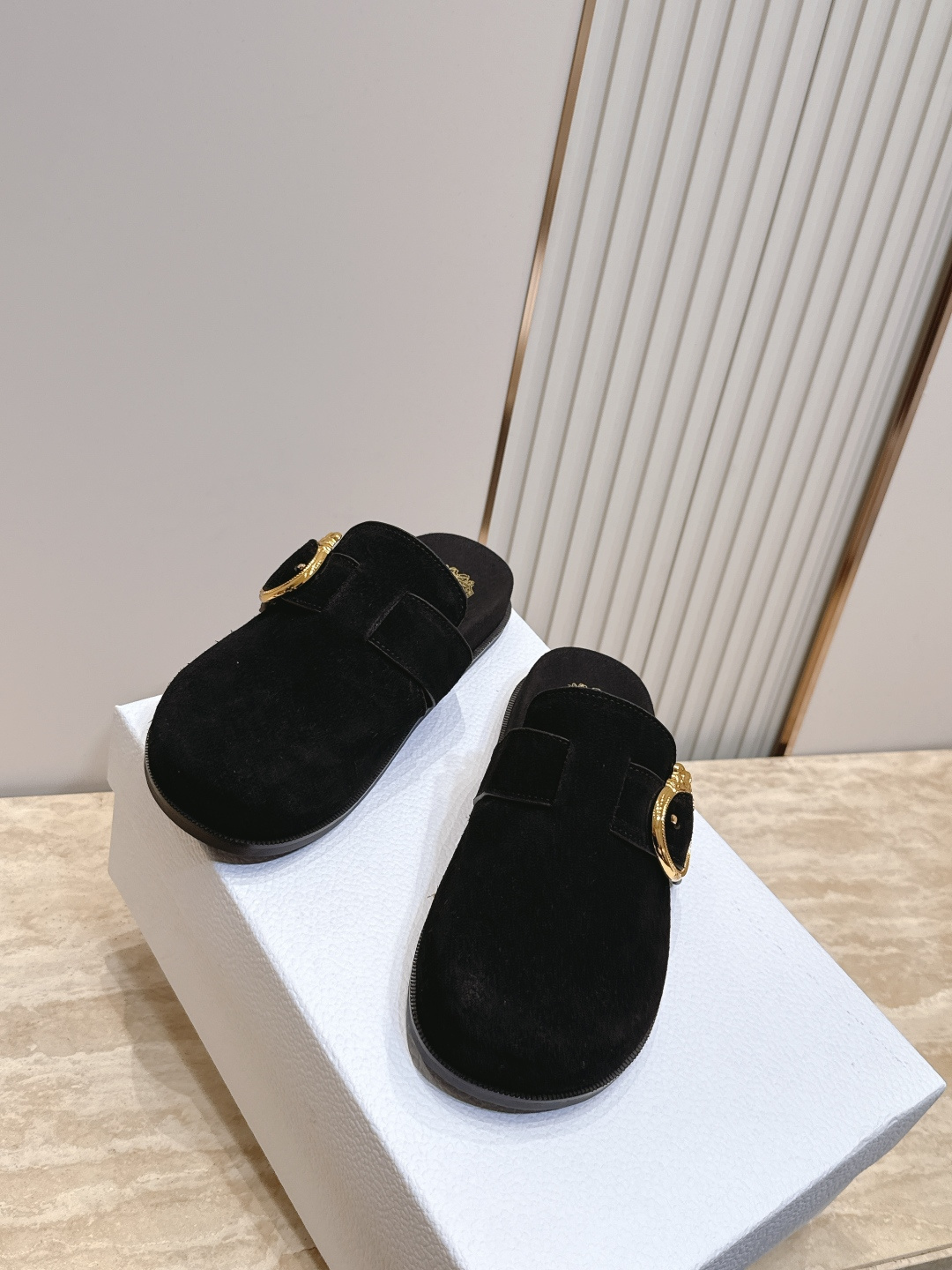 Dior 迪奥 2026vs早秋新款休闲圆头穆勒半拖 各大明星网红纷纷种草的一款美鞋、顶版搭配单品里就是毫不费力的时髦穿 Dior 迪奥 2026vs早秋新款休闲圆头穆勒半拖 各大明星网红纷纷种草的一款美鞋、顶版搭配单品里就是毫不费力的时髦穿