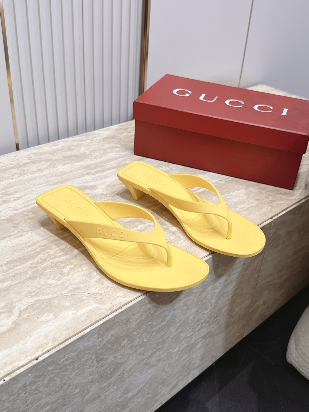 Gucci古驰2026vs春夏最新爆款圆头中跟夹趾凉拖 原单品质 🍃原汁原味的欧式风格，💥上脚非常完美💃💃穿搭上配此鞋，
