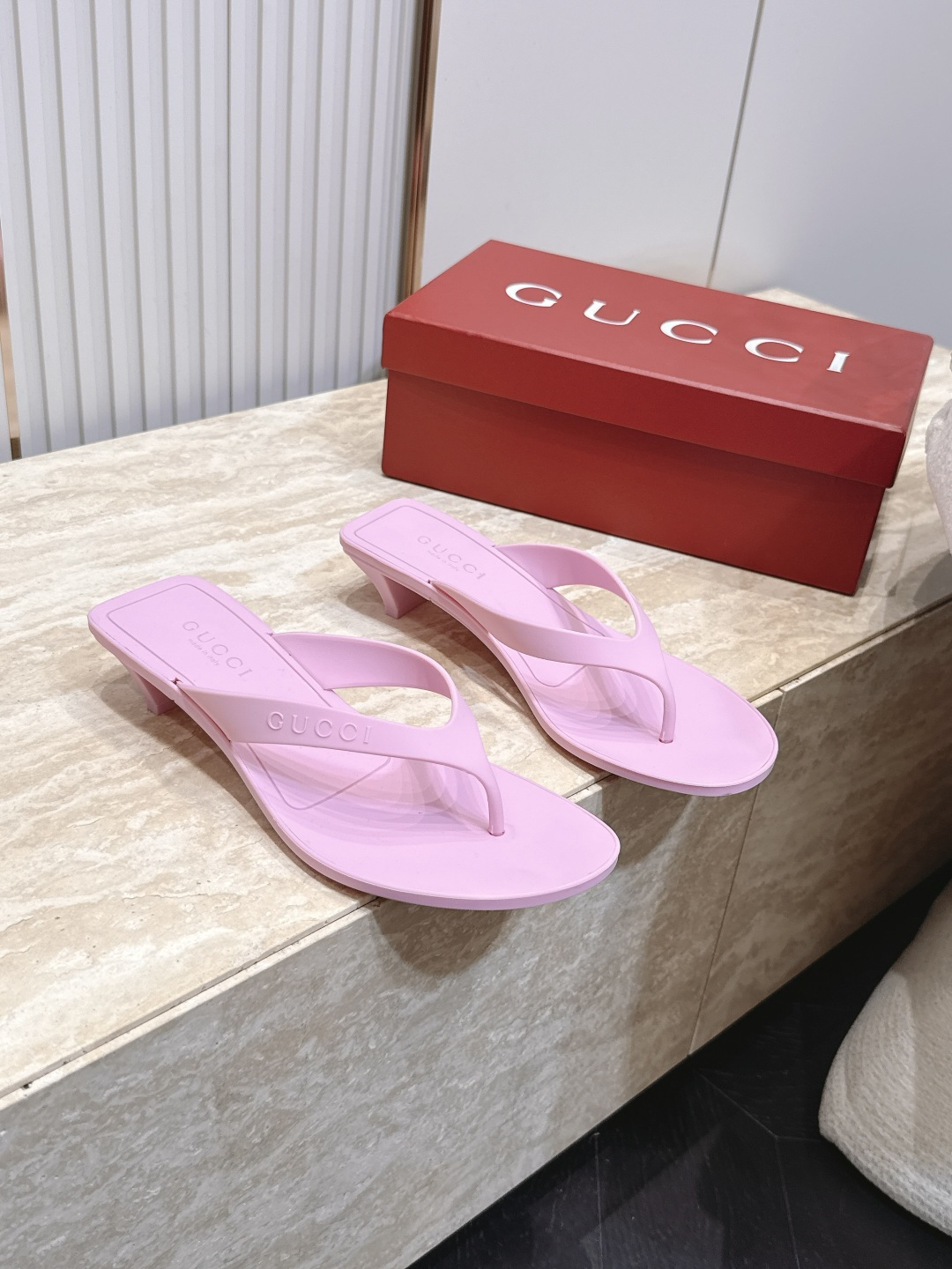 Gucci古驰2026vs春夏最新爆款圆头中跟夹趾凉拖 原单品质 🍃原汁原味的欧式风格，💥上脚非常完美💃💃穿搭上配此鞋，