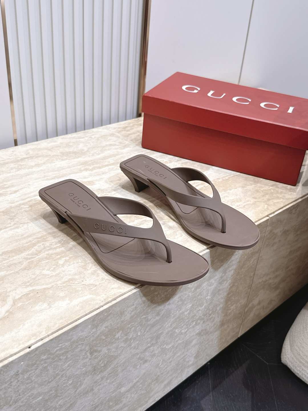 Gucci古驰2026vs春夏最新爆款圆头中跟夹趾凉拖 原单品质 🍃原汁原味的欧式风格，💥上脚非常完美💃💃穿搭上配此鞋，