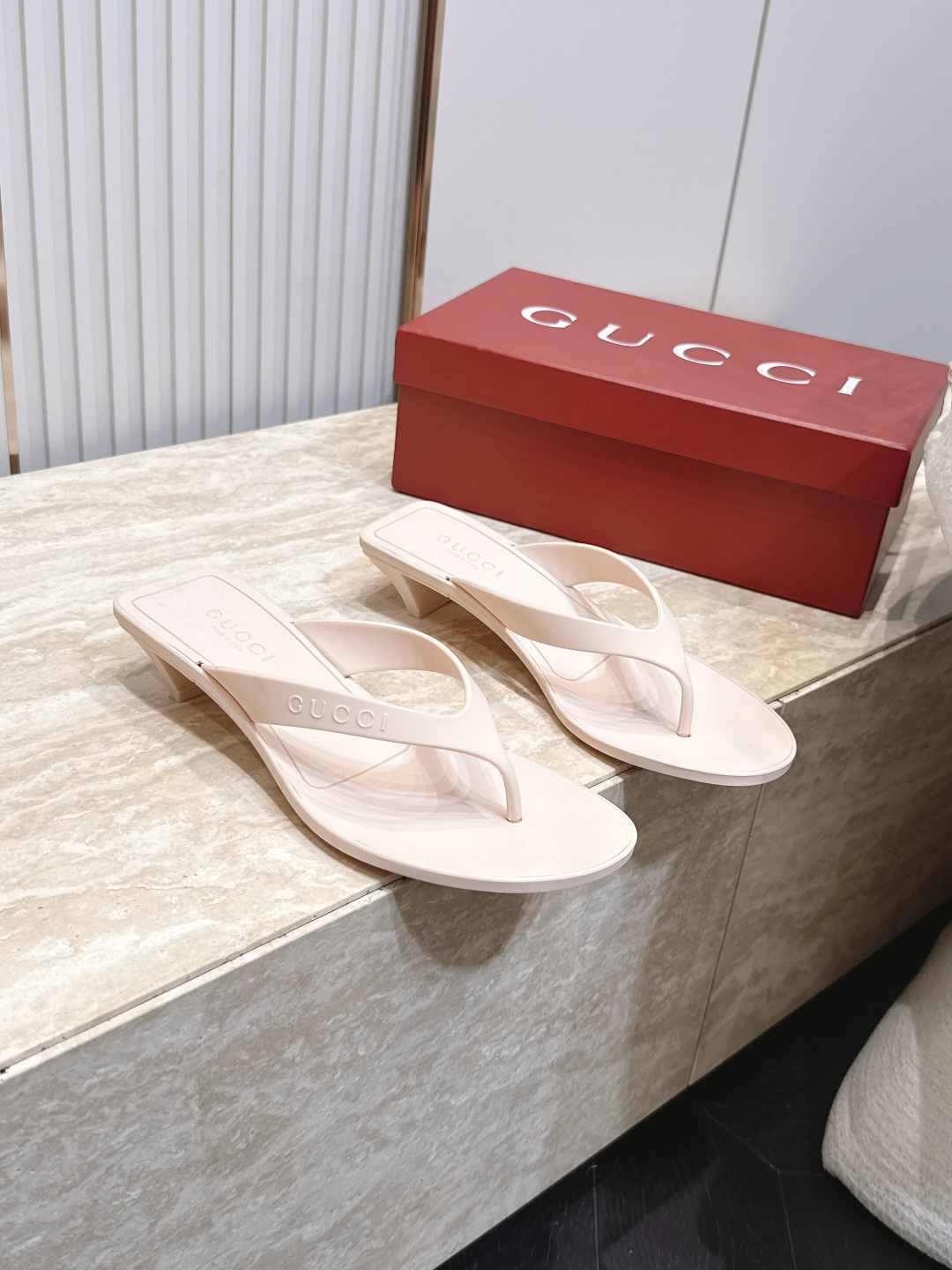 Gucci古驰2026vs春夏最新爆款圆头中跟夹趾凉拖 原单品质 🍃原汁原味的欧式风格，💥上脚非常完美💃💃穿搭上配此鞋，