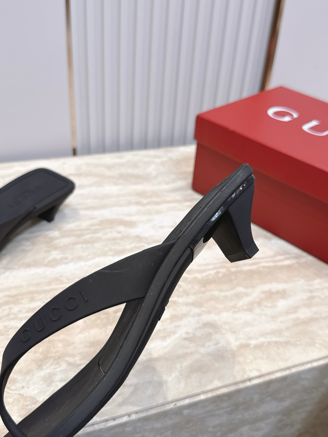 Gucci古驰2026vs春夏最新爆款圆头中跟夹趾凉拖 原单品质 🍃原汁原味的欧式风格,💥上脚非常完美💃💃穿搭上配此鞋, Gucci古驰2026vs春夏最新爆款圆头中跟夹趾凉拖 原单品质 🍃原汁原味的欧式风格,💥上脚非常完美💃💃穿搭上配此鞋,