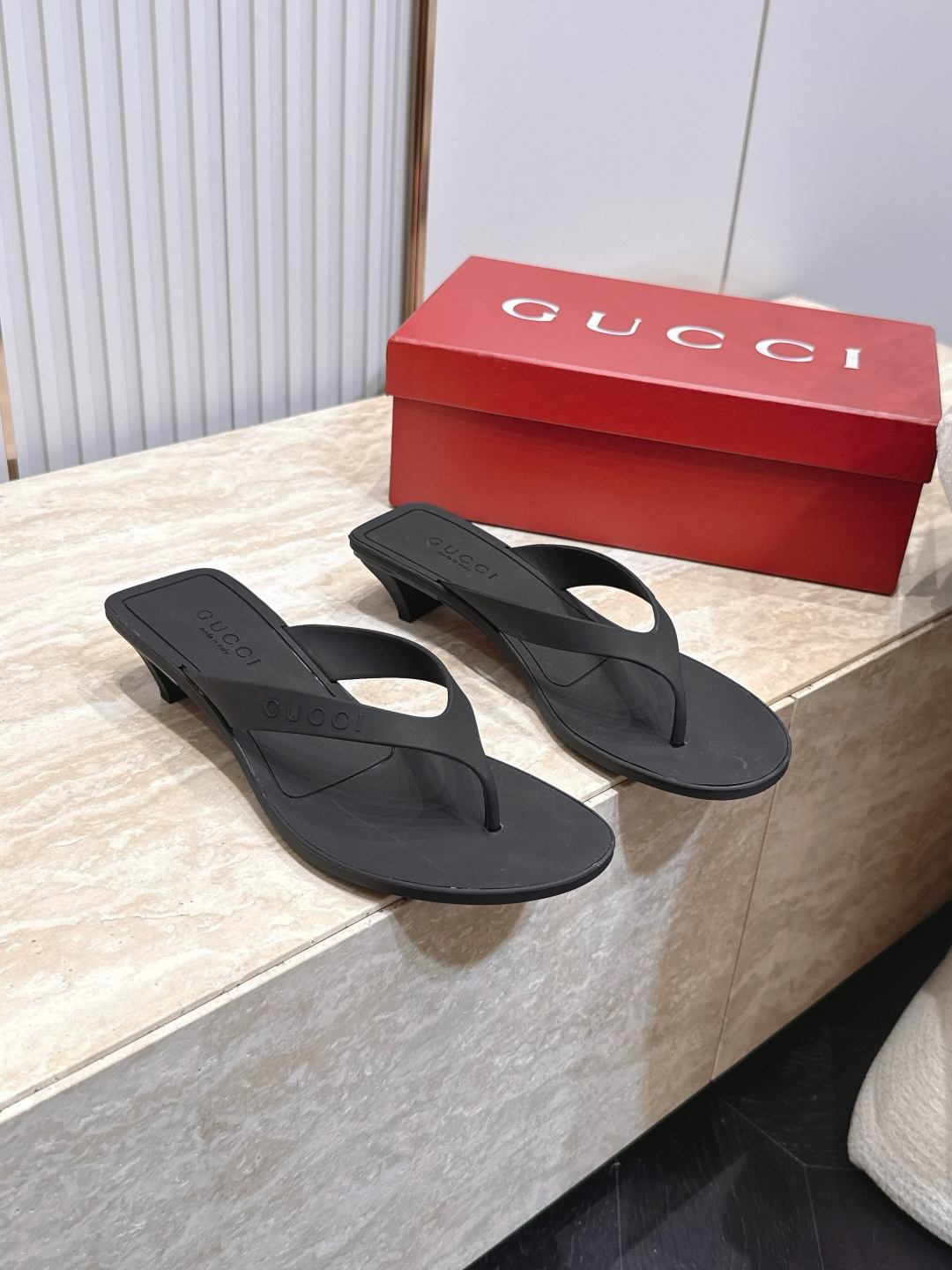 Gucci古驰2026vs春夏最新爆款圆头中跟夹趾凉拖 原单品质 🍃原汁原味的欧式风格，💥上脚非常完美💃💃穿搭上配此鞋，