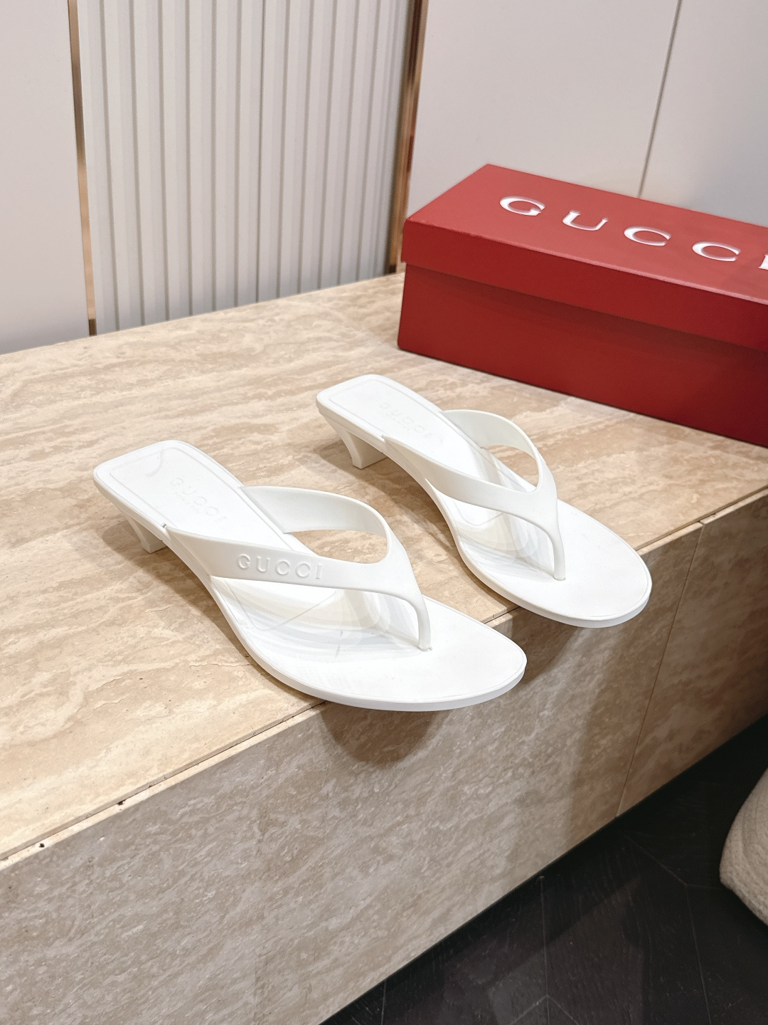 NO:926494,Gucci Gucci 2026 vs spring and summer latest popular round toe mid-heel thong sandals original quality  Authentic European style, the upper foot is perfect to wear with this shoe. It is elegant and crystal clear. Regardless of the materials of various accessories, they are all customized one by one. You must go to get the original version. The whole series is full of exciting and external elements. The texture of different materials and the texture of the materials express a strong artistic atmosphere... Upper: Original open-molded TPU molding. Inner: Original open-molded TPU molding.  Feet: Original open-mold TPU molding Outsole: Original open-mold TPU molded sole Heel height: 4cm Packaging: Original full set of packaging Code number: 35-39 (40.41.42 customization is not returnable) Color: Official website updated simultaneously, split-toe shoes, gucci, gucci19860909Gucci古驰2026vs春夏最新爆款圆头中跟夹趾凉拖 原单品质 原汁原味的欧式风格,上脚非常完美穿搭上配此鞋,优雅大方,晶莹剔透,无论种各配件材质,都是家独一比一定制,必到做原版零距离,整系个列都充了满令兴人奋意和外的元结素合,不同材的质,肌的理面的料表现,具有极的浓艺术气息…… 鞋面: 原版开模TPU成型 内里: 原版开模TPU成型 垫脚: 原版开模TPU成型 大底: 原版开模TPU成型底 跟高: 4cm 包装: 原版全套包装 码数: 35-39(40.41.42定制不退换) 颜色:官网同步更新,分趾鞋,gucci,gucci,Women's Shoes