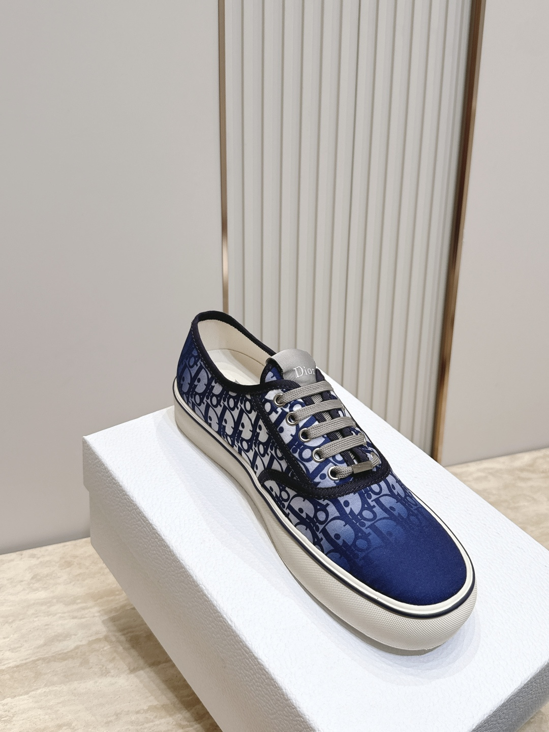 新色! 男款 Dior 迪奥 26ss走秀系列 新款网面刺绣休闲乐福鞋 以品牌经典标志性的字母刺绣面打造,搭配同色系的皮 新色! 男款 Dior 迪奥 26ss走秀系列 新款网面刺绣休闲乐福鞋 以品牌经典标志性的字母刺绣面打造,搭配同色系的皮