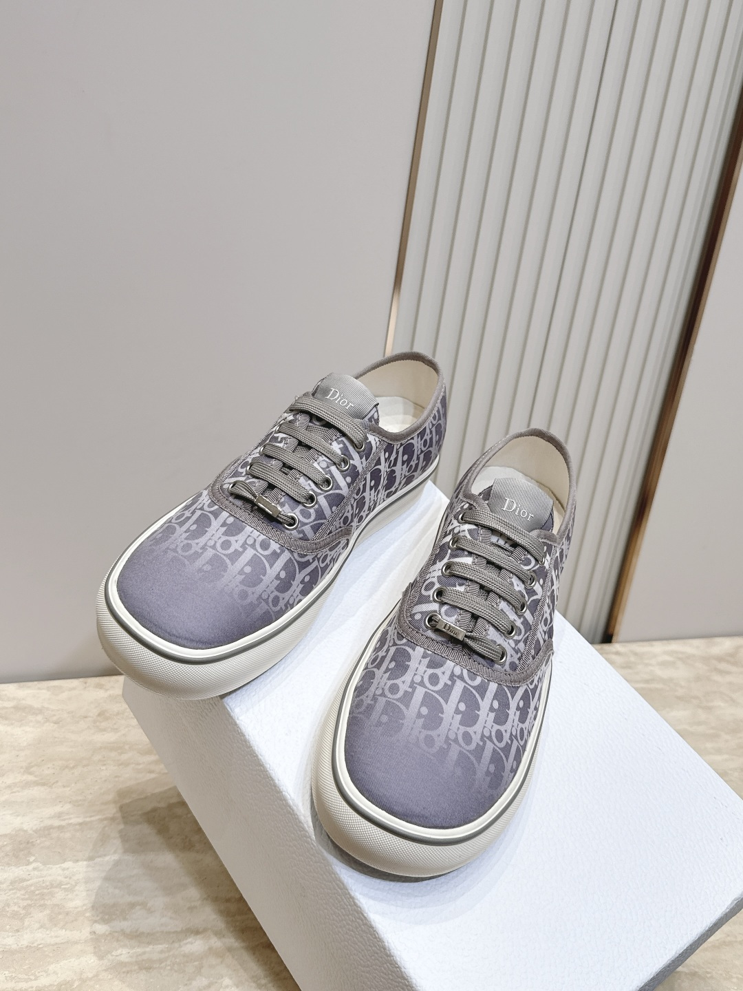 新色! 男款 Dior 迪奥 26ss走秀系列 新款网面刺绣休闲乐福鞋 以品牌经典标志性的字母刺绣面打造,搭配同色系的皮 新色! 男款 Dior 迪奥 26ss走秀系列 新款网面刺绣休闲乐福鞋 以品牌经典标志性的字母刺绣面打造,搭配同色系的皮