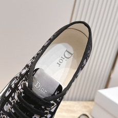 新色! 男款 Dior 迪奥 26ss走秀系列 新款网面刺绣休闲乐福鞋 以品牌经典标志性的字母刺绣面打造,搭配同色系的皮 新色! 男款 Dior 迪奥 26ss走秀系列 新款网面刺绣休闲乐福鞋 以品牌经典标志性的字母刺绣面打造,搭配同色系的皮