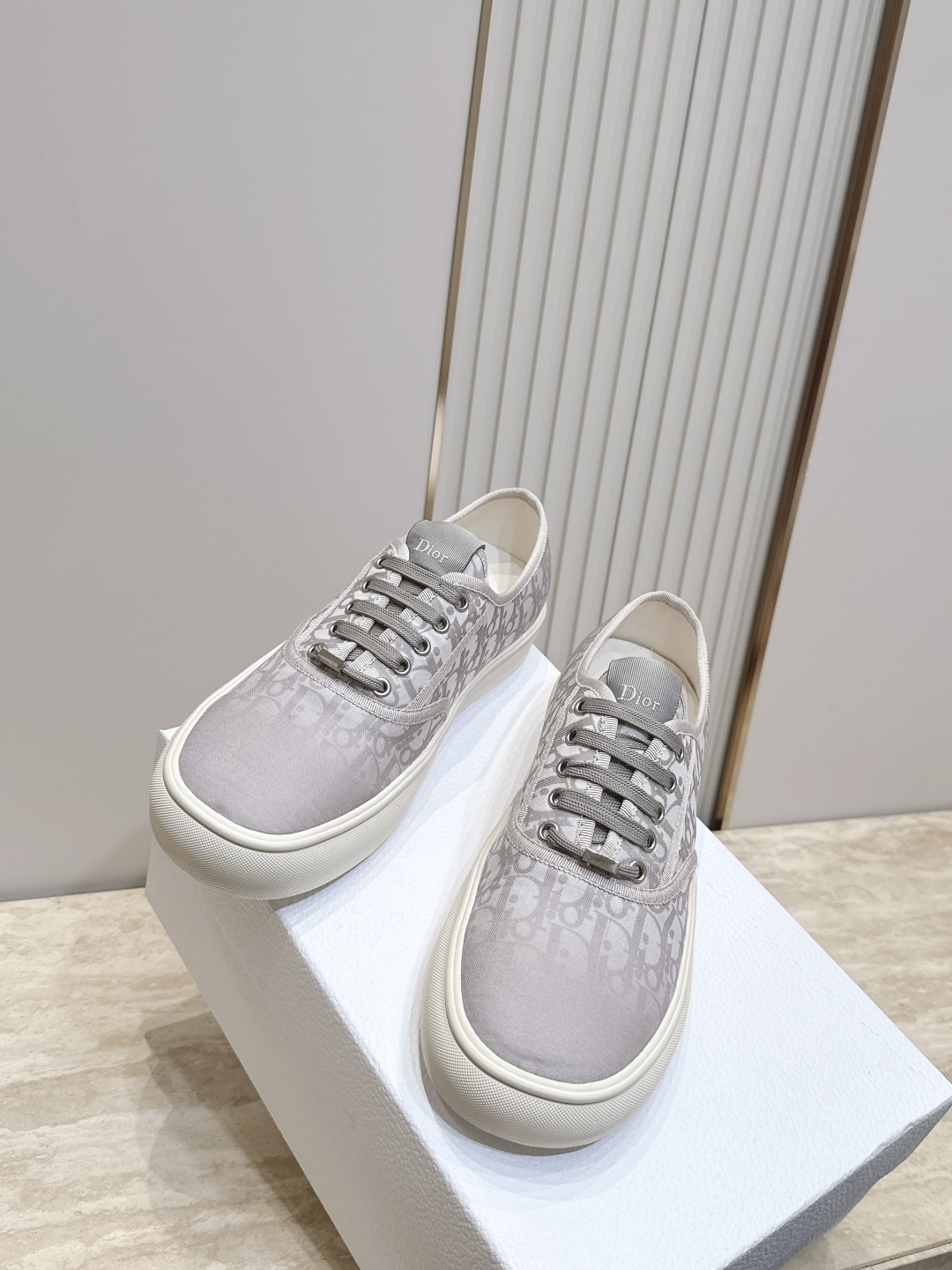 新色! 男款 Dior 迪奥 26ss走秀系列 新款网面刺绣休闲乐福鞋 以品牌经典标志性的字母刺绣面打造,搭配同色系的皮 新色! 男款 Dior 迪奥 26ss走秀系列 新款网面刺绣休闲乐福鞋 以品牌经典标志性的字母刺绣面打造,搭配同色系的皮