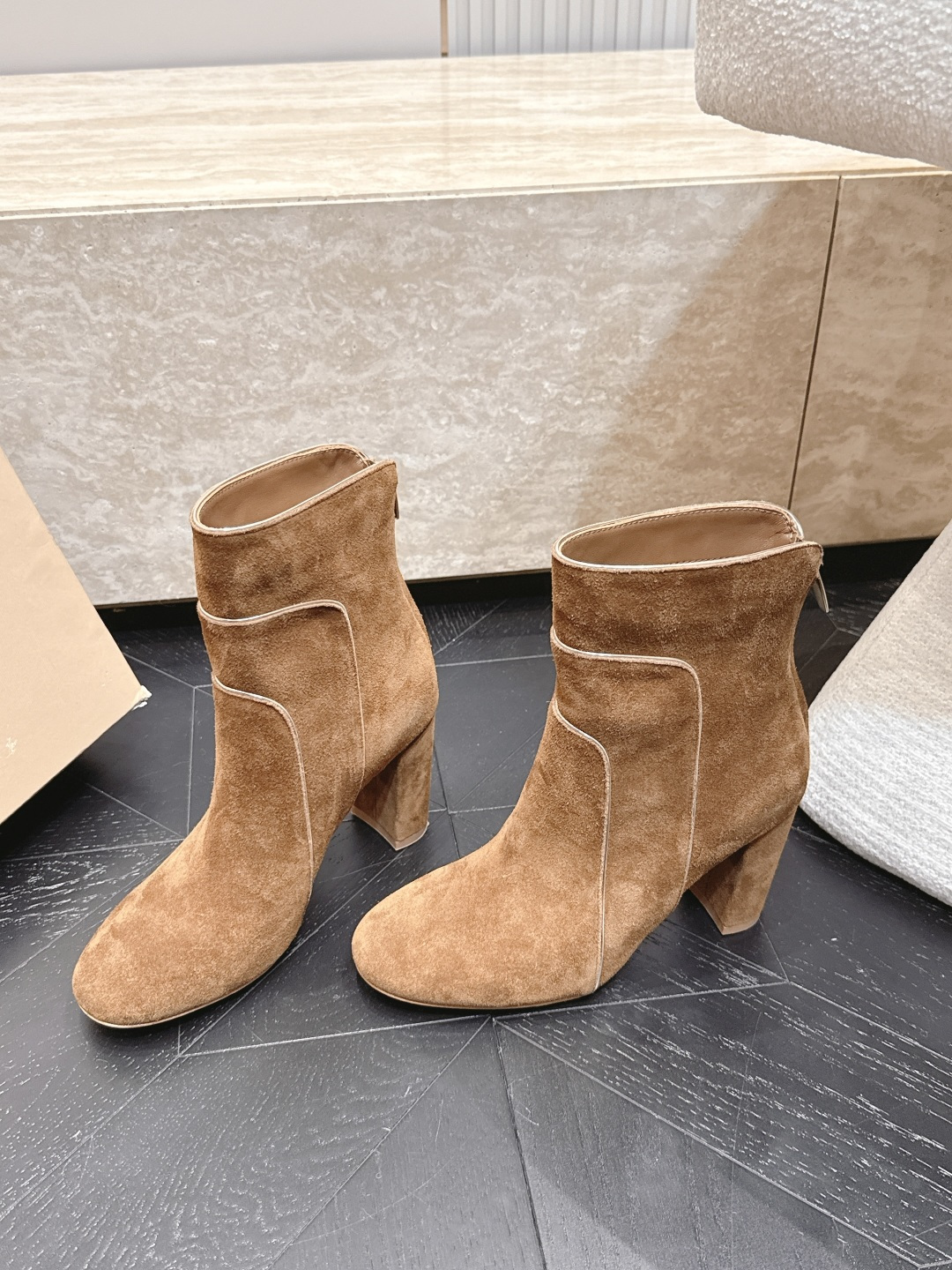 NO:926478,Thick-heeled short boots Gianvito Rossi Givenchy 2026vs early autumn latest catwalk popular boot series... Thick-heeled short boots are the most worth buying boots this year!  The same style of Yi Mengling has been worn by many Internet celebrities. Gianvito Rossi is really cool this autumn and winter. The autumn and winter limited edition is very difficult to buy in the counter. It looks very hard, but it is actually very soft and easy to wear!  The feet feel great!  The boots are wide, no matter whether your legs are thick or thin, you can wear them with a loose feeling and make your legs look very straight!  !  Full of punk style!  Upper: Original customized cowhide Lining: Original customized sheepskin Foot pads: Original customized sheepskin Outsole: Original customized leather sole Heel height: 8.5cm Size: 35-39 (34.40.41. Customized, non-refundable and non-exchangeable) Packaging: Original full set of packaging Color: Official website updated simultaneously, boots, givenchy, boots, sheepskin19860909粗跟款 短靴 Gianvito Rossi 纪梵希 2026vs早秋最新走秀爆款靴子系列……粗跟短靴 今年最值得入手的靴子 没有之一！易梦玲同款超多网红明星上脚 Gianvito Rossi今年秋冬确实泰酷辣 秋冬限定款 专柜非常难买 看着很硬的样子 其实非常软巨好穿！脚感超赞！ 靴筒宽大 不管腿粗腿细 都能穿出宽松感而且非常显腿直！！朋克风十足！ 鞋面: 原版定制牛猄 内里: 原版定制羊皮 垫脚: 原版定制羊皮 大底: 原版定制真皮底 跟高: 8.5cm 码数: 35-39（34.40.41.定制不退不换) 包装: 原版全套包装 颜色:官网同步更新,靴子,givenchy,boots,sheepskin,Women's Shoes
