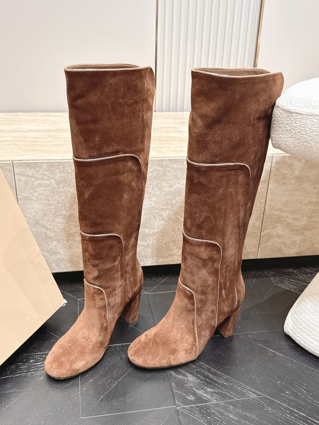 NO:926490,Thick-heeled high boots Gianvito Rossi 2026 vs early autumn's latest catwalk hot-selling boots series... round-toe slip-on boots high boots top version Gianvito Rossi Givenchy autumn and winter limited catwalk boots!  One of the most worth-buying boots this year!  The same style of Yi Mengling has been worn by many Internet celebrities. Gianvito Rossi is really cool this autumn and winter. The autumn and winter limited edition is very difficult to buy in the counter. It looks very hard, but it is actually very soft and easy to wear!  The feet feel great!  The boots are wide, no matter whether your legs are thick or thin, you can wear them with a loose feeling and make your legs look very straight!  !  Full of punk style!  Upper: Original customized cowhide Lining: Original customized sheepskin Foot pads: Original customized sheepskin Outsole: Original customized leather sole Heel height: 8.5cm Size: 35-39 (34.40.41. Customized, non-refundable and non-exchangeable) Packaging: Original full set of packaging Color: Official website updated simultaneously, boots, givenchy, boots, sheepskin19860909粗跟款高靴 Gianvito Rossi2026vs早秋最新走秀爆款靴子系列……圆头一脚蹬长靴高筒靴 顶级版本Gianvito Rossi 纪梵希 秋冬限量走秀款长筒靴！ 今年最值得入手的靴子 没有之一！易梦玲同款超多网红明星上脚 Gianvito Rossi今年秋冬确实泰酷辣 秋冬限定款 专柜非常难买 看着很硬的样子 其实非常软巨好穿！脚感超赞！ 靴筒宽大 不管腿粗腿细 都能穿出宽松感而且非常显腿直！！朋克风十足！ 鞋面: 原版定制牛猄 内里: 原版定制羊皮 垫脚: 原版定制羊皮 大底: 原版定制真皮底 跟高: 8.5cm 码数: 35-39（34.40.41.定制不退不换) 包装: 原版全套包装 颜色:官网同步更新,靴子,givenchy,boots,sheepskin,Women's Shoes