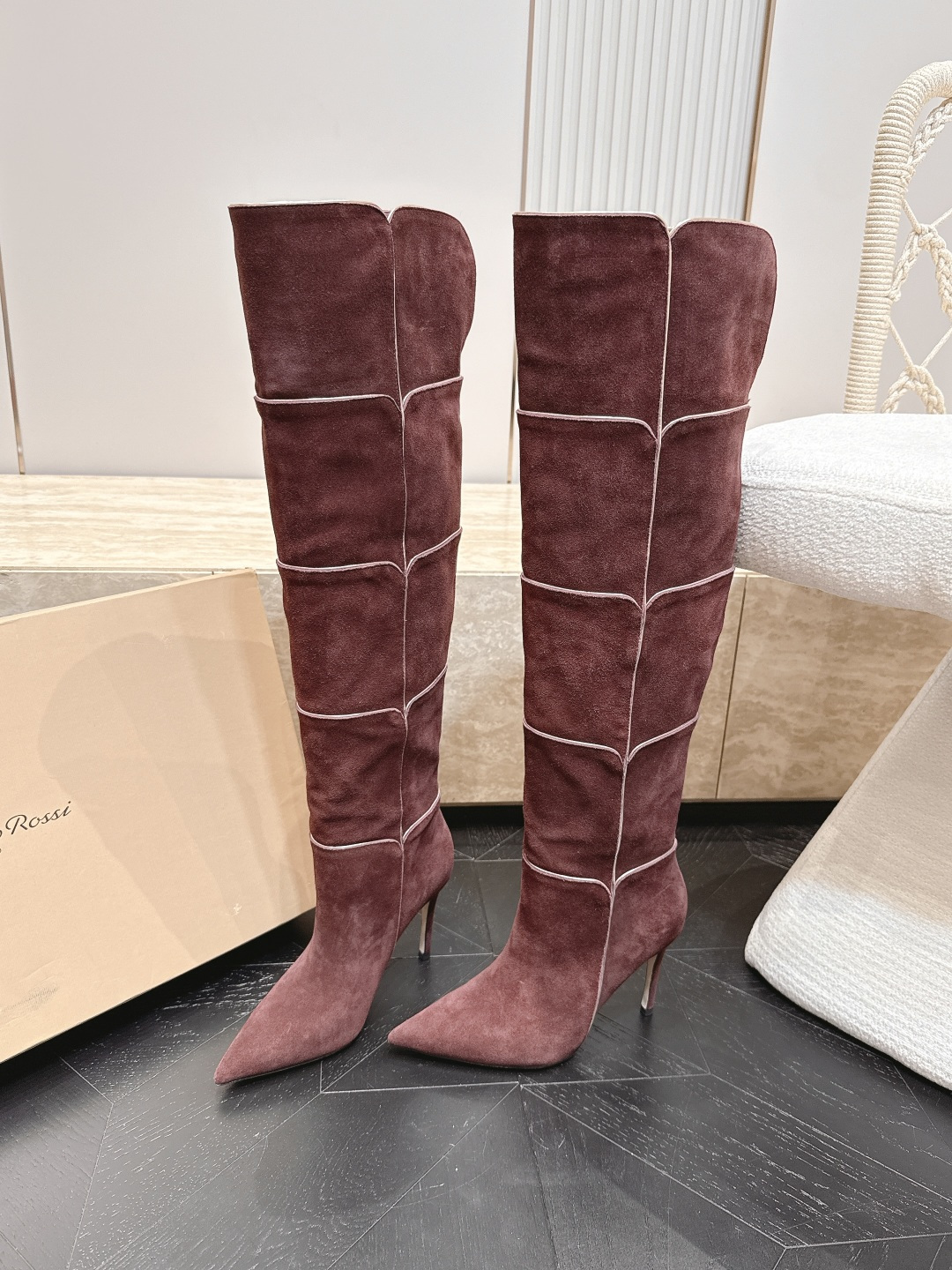 NO:926514,Thin-heeled high boots Gianvito Rossi 2026 vs early autumn latest catwalk popular boots series... pointed toe slip-on boots high boots top version Gianvito Rossi Givenchy autumn and winter limited catwalk boots!  One of the most worth-buying boots this year!  The same style of Yi Mengling has been worn by many Internet celebrities. Gianvito Rossi is really cool this autumn and winter. The autumn and winter limited edition is very difficult to buy in the counter. It looks very hard, but it is actually very soft and easy to wear!  The feet feel great!  The boots are wide, no matter whether your legs are thick or thin, you can wear them with a loose feeling and make your legs look very straight!  !  Full of punk style!  Upper: Original customized cowhide Lining: Original customized sheepskin Foot pads: Original customized sheepskin Outsole: Original customized genuine leather sole Heel height: 9.5cm Size: 35-39 (34.40.41. Customized, non-returnable and non-exchangeable) Packaging: Original full set of packaging Color: Official website updated simultaneously, boots, givenchy, boots, sheepskin19860909细跟款高靴 Gianvito Rossi2026vs早秋最新走秀爆款靴子系列……尖头一脚蹬长靴高筒靴 顶级版本Gianvito Rossi 纪梵希 秋冬限量走秀款长筒靴！ 今年最值得入手的靴子 没有之一！易梦玲同款超多网红明星上脚 Gianvito Rossi今年秋冬确实泰酷辣 秋冬限定款 专柜非常难买 看着很硬的样子 其实非常软巨好穿！脚感超赞！ 靴筒宽大 不管腿粗腿细 都能穿出宽松感而且非常显腿直！！朋克风十足！ 鞋面: 原版定制牛猄 内里: 原版定制羊皮 垫脚: 原版定制羊皮 大底: 原版定制真皮底 跟高: 9.5cm 码数: 35-39（34.40.41.定制不退不换) 包装: 原版全套包装 颜色:官网同步更新,靴子,givenchy,boots,sheepskin,Women's Shoes