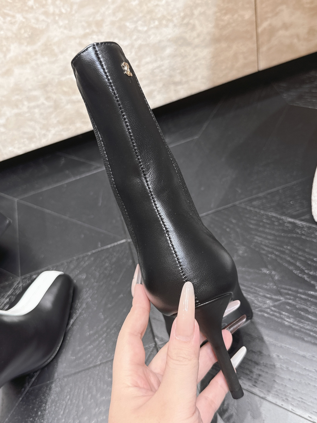 CHANEL 香奈儿 26vs早秋专柜最新靴子系列……圆头松紧高跟短靴 香奈儿女士钟爱简约又难以抗拒系 搭配展现与众 CHANEL 香奈儿 26vs早秋专柜最新靴子系列……圆头松紧高跟短靴 香奈儿女士钟爱简约又难以抗拒系 搭配展现与众