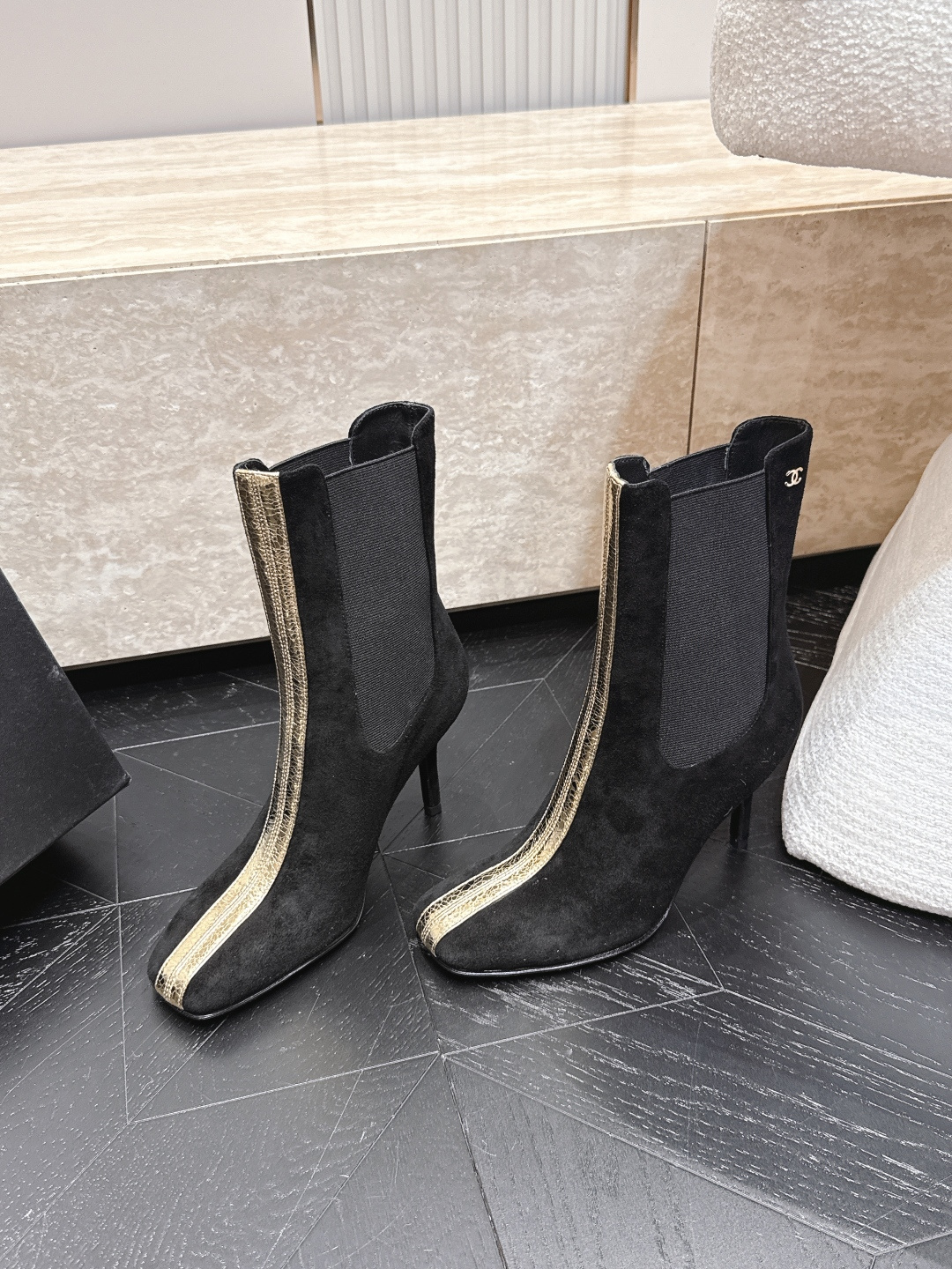 NO:928508,CHANEL Chanel 26vs early autumn counter's latest boots series...round-toe elastic high-heeled short boots. Ms. Chanel loves simple and irresistible styles. The combination shows a unique dressing style, free mix and match to shine in place and follow the fashionable steps of the tight-flavored grandma!  !  !  The top-notch craftsmanship and texture are perfectly presented. No matter any details, you can compare them with the counters. You can enter and exit the counters at will with the best quality products!  !  Fabric: Original customized cowhide Lining: Original customized sheepskin Foot pads: Original customized sheepskin Outsole: Original customized leather sole Heel height: 8.5cm Size: 35-39 (40.41. Customization is non-refundable) Packaging: Original full set of packaging Color: Official website updated simultaneously, boots, chanel, chanel, boots, cowhide, sheepskin19860909CHANEL 香奈儿 26vs早秋专柜最新靴子系列……圆头松紧高跟短靴  香奈儿女士钟爱简约又难以抗拒系 搭配展现与众不同的穿搭风格、自由混搭闪耀到位跟紧香奶奶时尚步伐！！！ 顶级工艺质感完美呈现,无论任何细节均可对比专柜,最好级别的顶级货,随意进出专柜！！ 面料: 原版定制牛皮 内里: 原版定制羊皮 垫脚: 原版定制羊皮 大底: 原版定制真皮底 跟高: 8.5cm 码数: 35-39（40.41.定制不退换） 包装:原版全套包装 颜色:官网同步更新,靴子,chanel,chanel,boots,cowhide,sheepskin,Women's Shoes