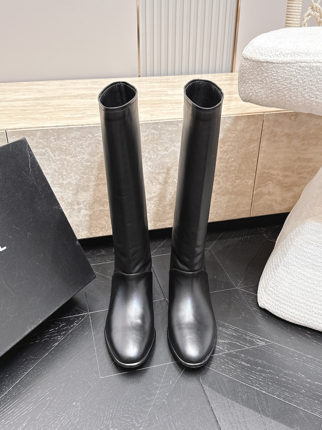 NO:928517,Chanel Chanel 2026 Autumn and Winter latest high-top knight boots are classic and simple, super handsome and super good-looking. The overall design and workmanship materials not only make it have a super texture, but also have first-class wearing comfort and sexy temperament. The upper feet are very flattering to the legs!  Fabric: Original customized crocodile pattern cowhide Lining: Original customized sheepskin Foot: Original customized sheepskin Outsole: Original customized leather sole Heel height: 3.5cm Size: 35-39 (40.41. Customized non-returnable) Packaging: Original full set of packaging Color: Official website updated simultaneously, boots, chanel, chanel, boots, cowhide, sheepskin19860909Chanel 香奈儿 2026秋冬 最新款高筒靴骑士靴 经典简约 超帅气 超好看,整体设计和做工用料,不仅让它的质感超级棒,而且穿着舒适度也是一流的,气质性感 上脚非常修饰腿型！ 面料: 原版定制鳄鱼纹牛皮 内里: 原版定制羊皮 垫脚: 原版定制羊皮 大底: 原版定制真皮底 跟高: 3.5cm 码数: 35-39（40.41.定制不退换） 包装:原版全套包装 颜色:官网同步更新,靴子,chanel,chanel,boots,cowhide,sheepskin,Women's Shoes