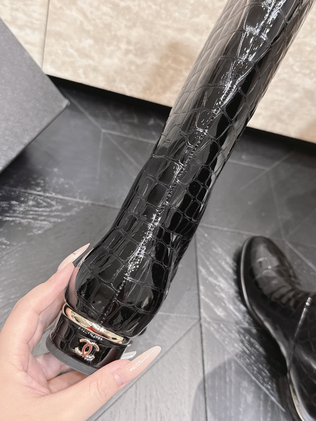 Chanel 香奈儿 2026秋冬 最新款高筒靴骑士靴 经典简约 超帅气 超好看,整体设计和做工用料,不仅让它的质感超级 Chanel 香奈儿 2026秋冬 最新款高筒靴骑士靴 经典简约 超帅气 超好看,整体设计和做工用料,不仅让它的质感超级