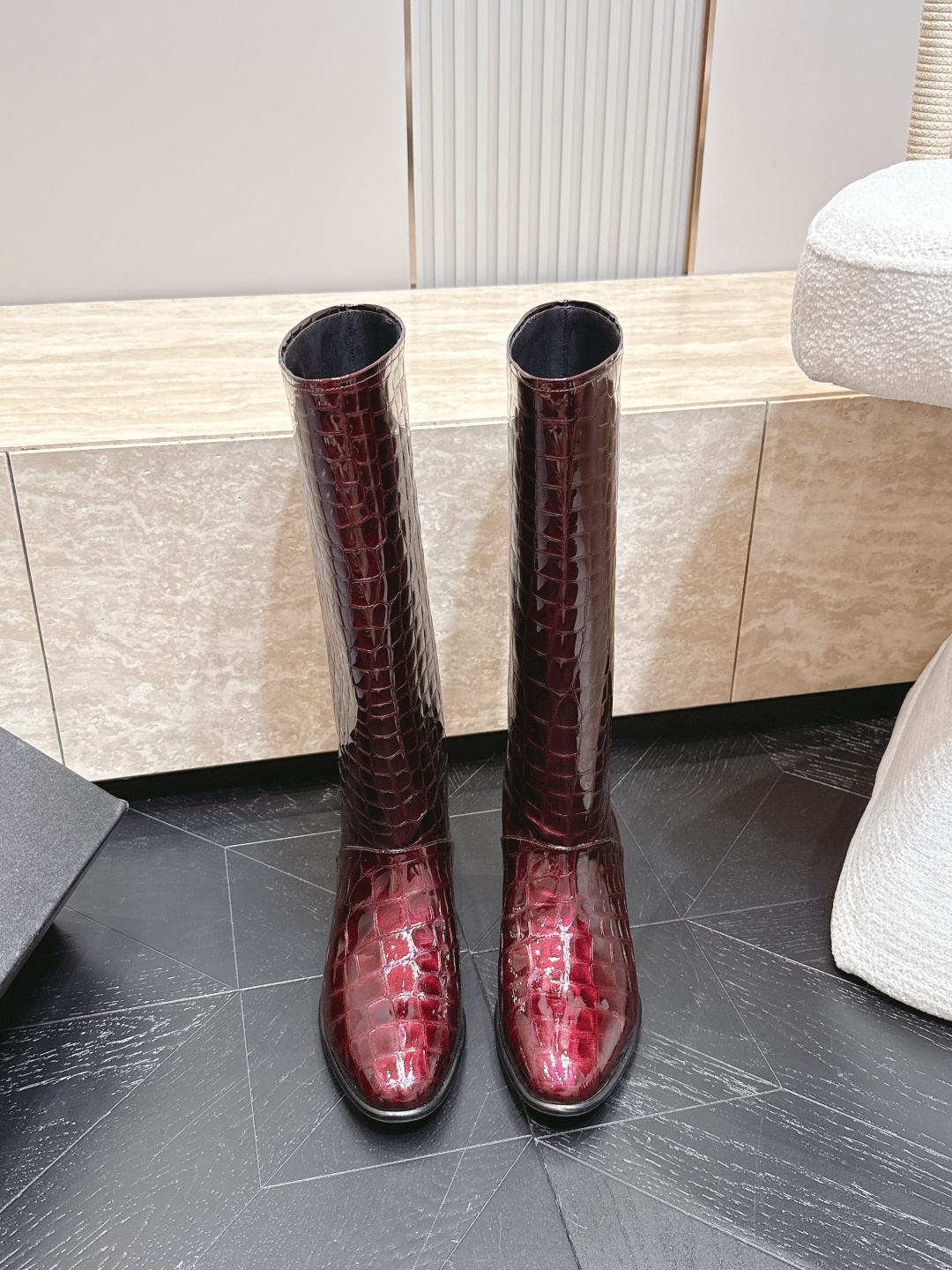 NO:928525,Chanel Chanel 2026 Autumn and Winter latest high-top knight boots are classic and simple, super handsome and super good-looking. The overall design and workmanship materials not only make it have a super texture, but also have first-class wearing comfort and sexy temperament. The upper feet are very flattering to the legs!  Versatile and noble choice Fabric: Original customized crocodile pattern cowhide Lining: Original customized sheepskin Foot pads: Original customized sheepskin Outsole: Original customized genuine leather sole Heel height: 3.5cm Size: 35-39 (40.41. Customization is non-refundable) Packaging: Original full set of packaging Color: Official website updated simultaneously, boots, chanel, chanel, boots, cowhide, sheepskin19860909Chanel 香奈儿 2026秋冬 最新款高筒靴骑士靴 经典简约 超帅气 超好看,整体设计和做工用料,不仅让它的质感超级棒,而且穿着舒适度也是一流的,气质性感 上脚非常修饰腿型！百搭高贵之选 面料: 原版定制鳄鱼纹牛皮 内里: 原版定制羊皮 垫脚: 原版定制羊皮 大底: 原版定制真皮底 跟高: 3.5cm 码数: 35-39（40.41.定制不退换） 包装:原版全套包装 颜色:官网同步更新,靴子,chanel,chanel,boots,cowhide,sheepskin,Women's Shoes