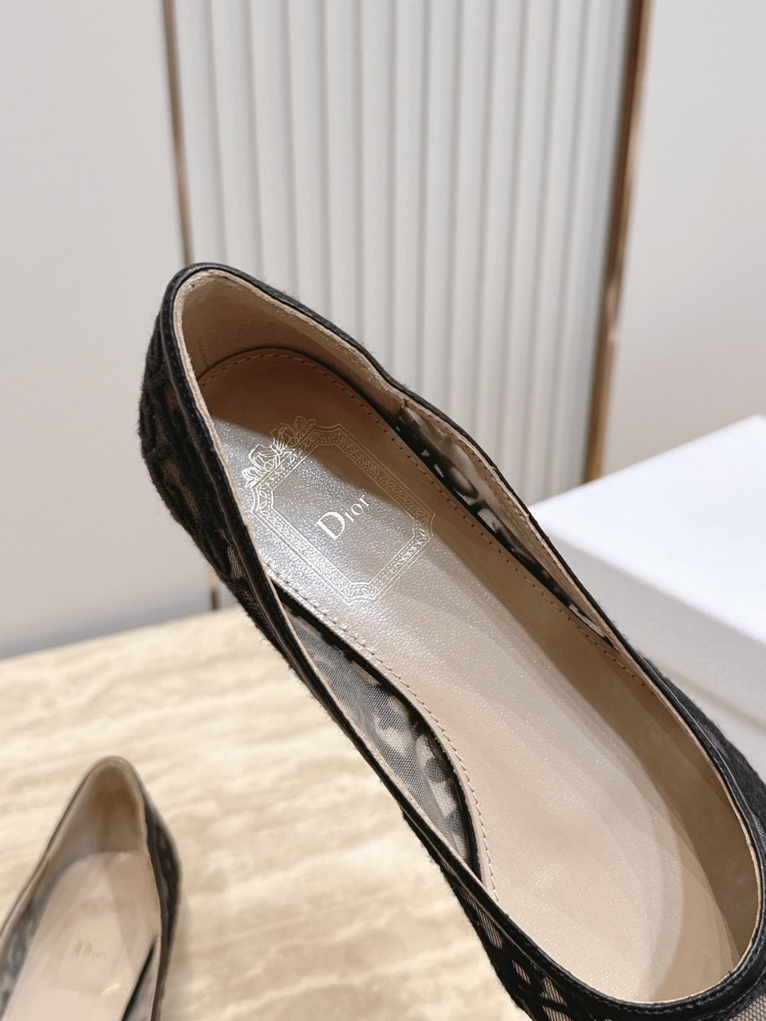 Dior迪奥26vs早秋新款时装单鞋系列… 【尖头网面电绣单鞋】 简约超级百搭. 上脚完美奢华,可任意搭配,春夏服饰. Dior迪奥26vs早秋新款时装单鞋系列… 【尖头网面电绣单鞋】 简约超级百搭. 上脚完美奢华,可任意搭配,春夏服饰.