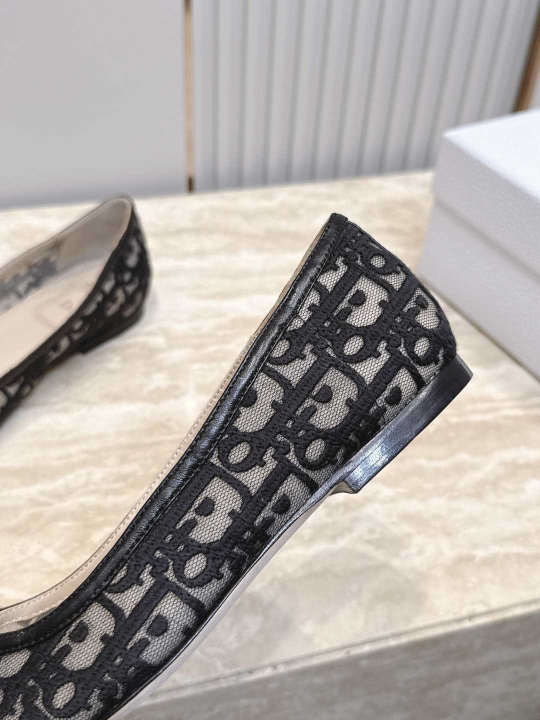 Dior迪奥26vs早秋新款时装单鞋系列… 【尖头网面电绣单鞋】 简约超级百搭. 上脚完美奢华,可任意搭配,春夏服饰. Dior迪奥26vs早秋新款时装单鞋系列… 【尖头网面电绣单鞋】 简约超级百搭. 上脚完美奢华,可任意搭配,春夏服饰.