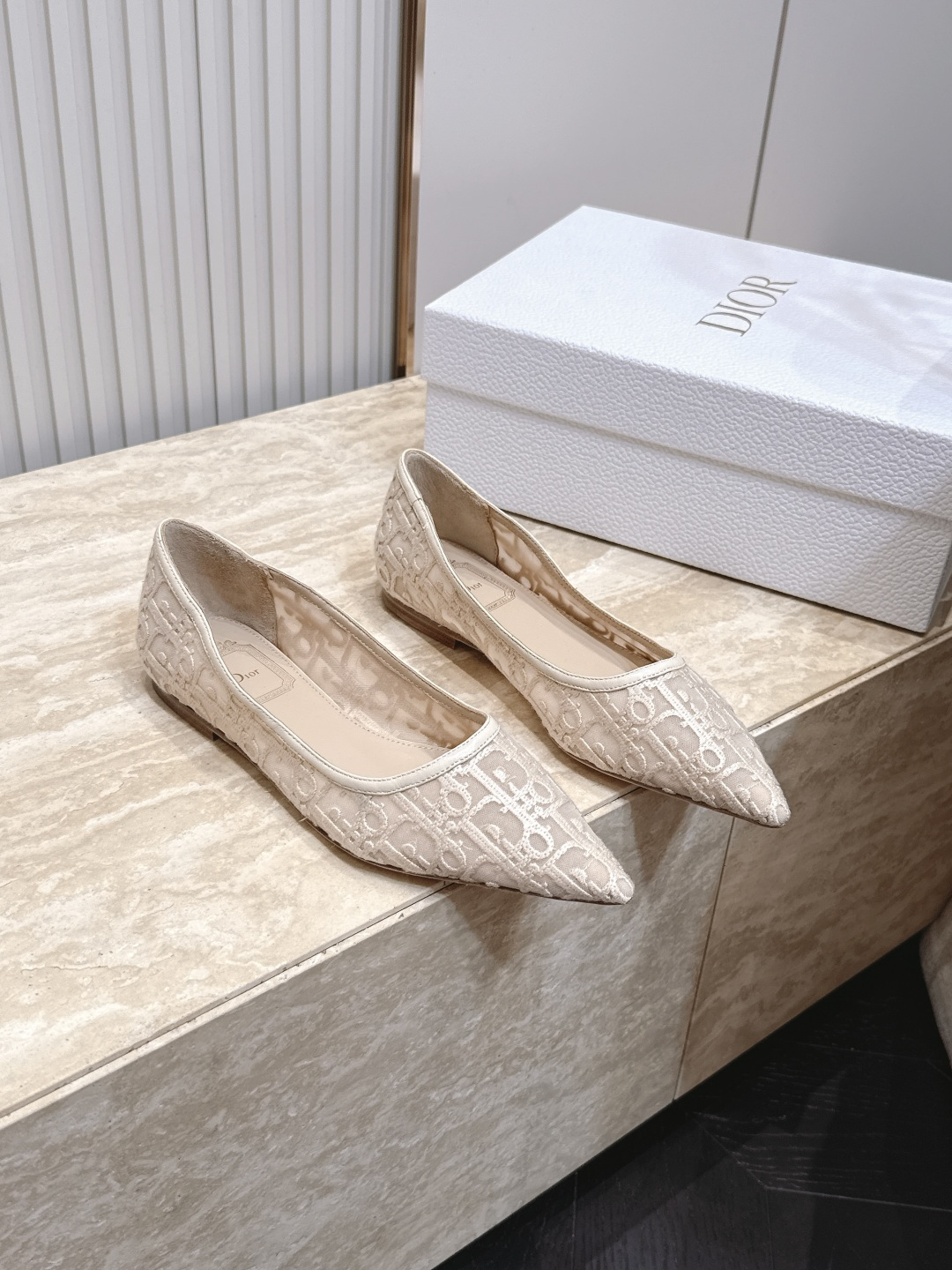 NO:928515,Dior Dior 26vs early autumn new fashion shoes series... [Pointed mesh electric embroidered shoes] Simple and super versatile. Perfect and luxurious on the feet, can be matched with any spring and summer clothes. The foot feels even more comfortable!  The material is a perfect replica of the original version. Original disassembly and molding... Fabric original customized breathable mesh/electric embroidery process Original customized sheepskin lining Original customized sheepskin outsole Original customized leather outsole Heel height 1.0cm Original full set of packaging Code number 35-39 (40.41.42. Customization is non-returnable) Color: Official website updated simultaneously, single shoes, dior, dior, sheepskin, Leather soles19860909Dior迪奥26vs早秋新款时装单鞋系列…【尖头网面电绣单鞋】 简约超级百搭. 上脚完美奢华,可任意搭配,春夏服饰. 脚感更是舒适！材质原版完美复刻. 原版拆解开模… 面料原版定制透气网/电绣工艺 内里原版定制羊皮 垫脚原版定制羊皮 大底原版定制真皮大底 跟高1.0cm 包装原版全套包装 码数35-39（40.41.42.定制不退换） 颜色:官网同步更新,单鞋,dior,dior,sheepskin,Leather soles,Women's Shoes