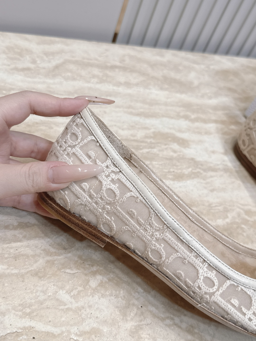 Dior迪奥26vs早秋新款时装单鞋系列… 【尖头网面电绣单鞋】 简约超级百搭. 上脚完美奢华,可任意搭配,春夏服饰. Dior迪奥26vs早秋新款时装单鞋系列… 【尖头网面电绣单鞋】 简约超级百搭. 上脚完美奢华,可任意搭配,春夏服饰.