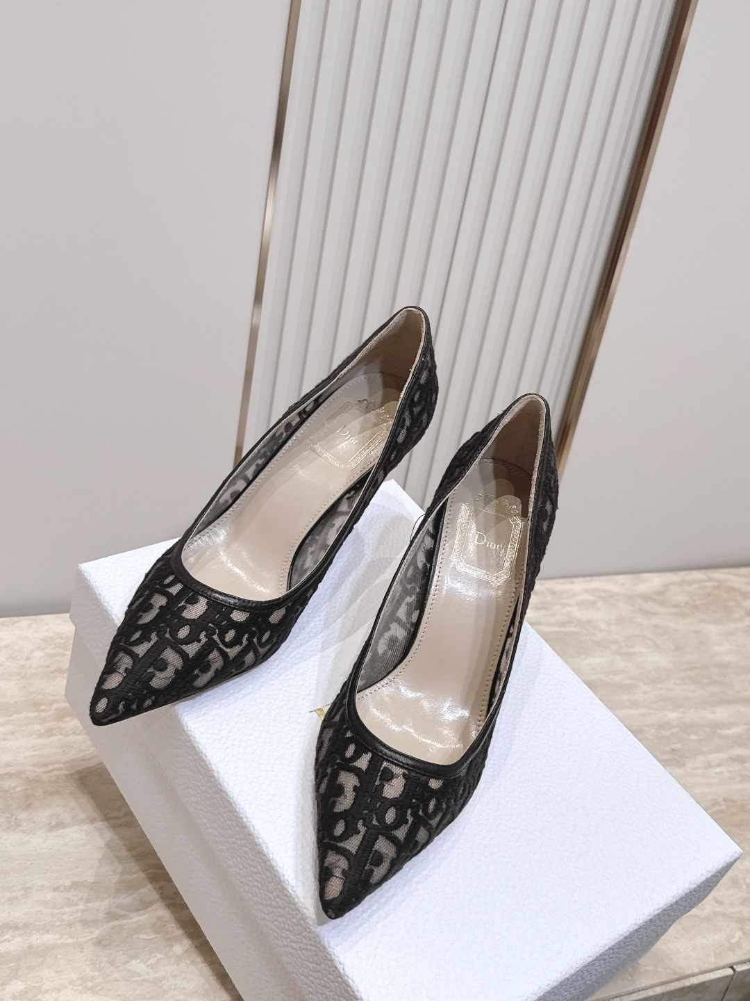 Dior迪奥26vs早秋新款时装单鞋系列… 【尖头网面电绣单鞋】 简约超级百搭. 上脚完美奢华，可任意搭配，春夏服饰. 