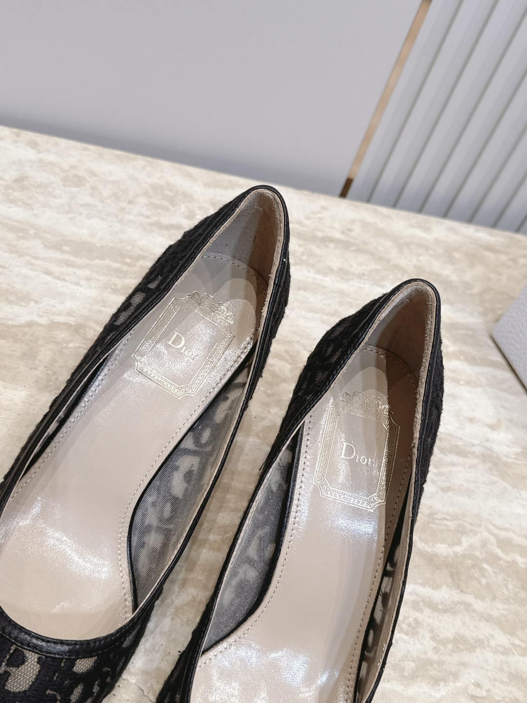 Dior迪奥26vs早秋新款时装单鞋系列… 【尖头网面电绣单鞋】 简约超级百搭. 上脚完美奢华，可任意搭配，春夏服饰. 