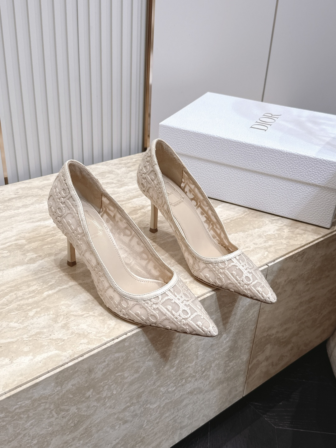 NO:928523,Dior Dior 26vs early autumn new fashion shoes series... [Pointed mesh electric embroidered shoes] Simple and super versatile. Perfect and luxurious on the feet, can be matched with any spring and summer clothes. The foot feels even more comfortable!  The material is a perfect replica of the original version. Original disassembly and molding... Fabric original custom breathable mesh/electric embroidery process Original custom sheepskin lining Original custom sheepskin foot pads Original custom leather outsole Heel height 8.0cm Original full set of packaging Code number 35-39 (40.41.42. Customization is non-refundable) Color: official website, single shoes, dior, dior, sheepskin, Leather soles19860909Dior迪奥26vs早秋新款时装单鞋系列…【尖头网面电绣单鞋】 简约超级百搭. 上脚完美奢华,可任意搭配,春夏服饰. 脚感更是舒适！材质原版完美复刻. 原版拆解开模… 面料原版定制透气网/电绣工艺 内里原版定制羊皮 垫脚原版定制羊皮 大底原版定制真皮大底 跟高8.0cm 包装原版全套包装 码数35-39（40.41.42.定制不退换） 颜色:官网同步更,单鞋,dior,dior,sheepskin,Leather soles,Women's Shoes