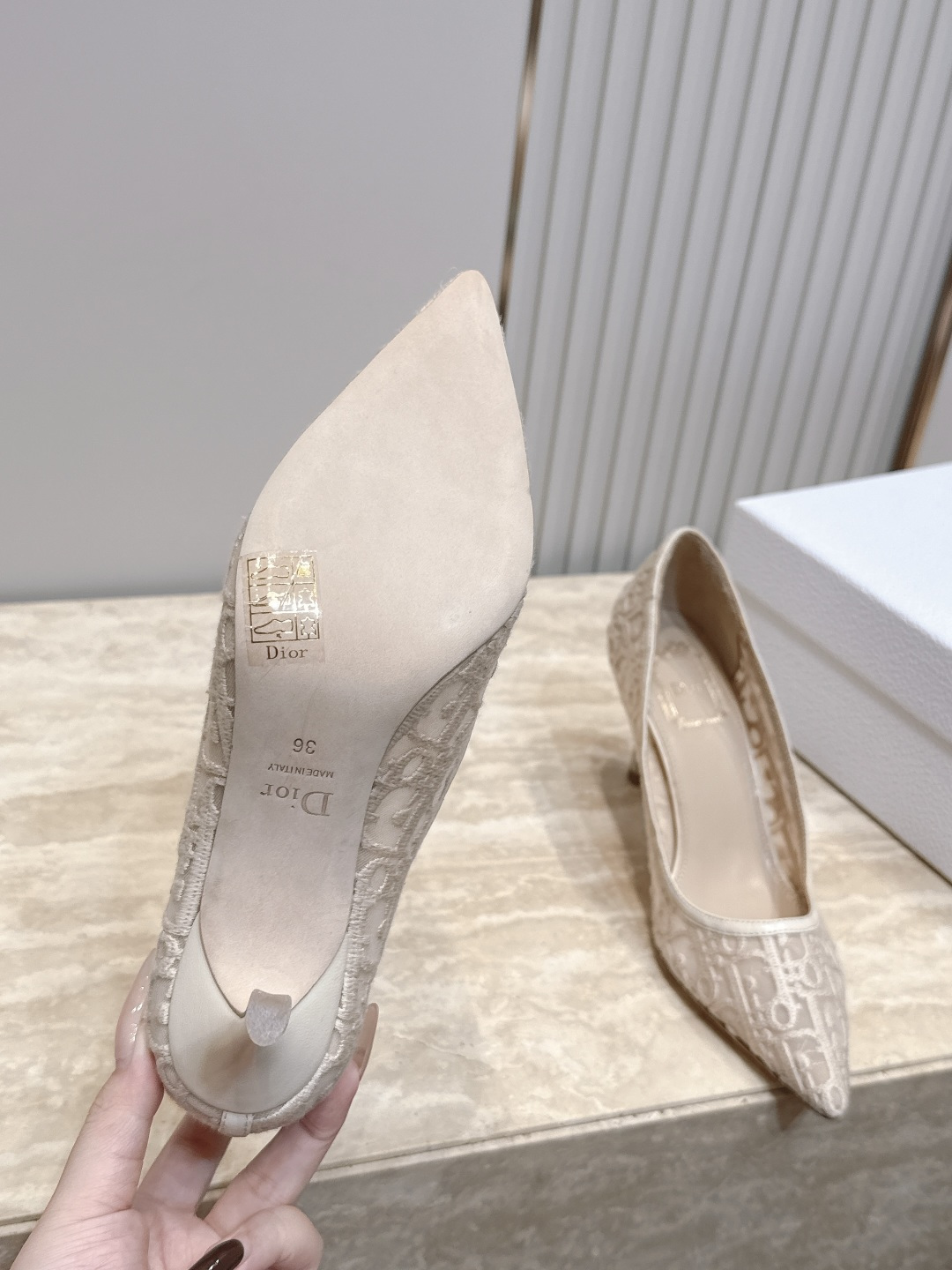 Dior迪奥26vs早秋新款时装单鞋系列… 【尖头网面电绣单鞋】 简约超级百搭. 上脚完美奢华,可任意搭配,春夏服饰. Dior迪奥26vs早秋新款时装单鞋系列… 【尖头网面电绣单鞋】 简约超级百搭. 上脚完美奢华,可任意搭配,春夏服饰.