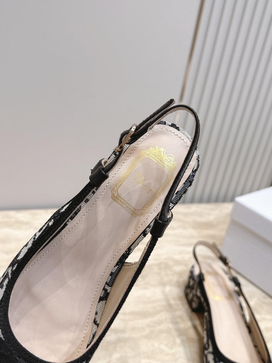 Dior 迪奥 26ss早秋系列 新款织带珍珠蝴蝶结中跟单鞋凉鞋 以品牌经典标志性的字母织带装饰打造,搭配同色系的皮质鞋 Dior 迪奥 26ss早秋系列 新款织带珍珠蝴蝶结中跟单鞋凉鞋 以品牌经典标志性的字母织带装饰打造,搭配同色系的皮质鞋