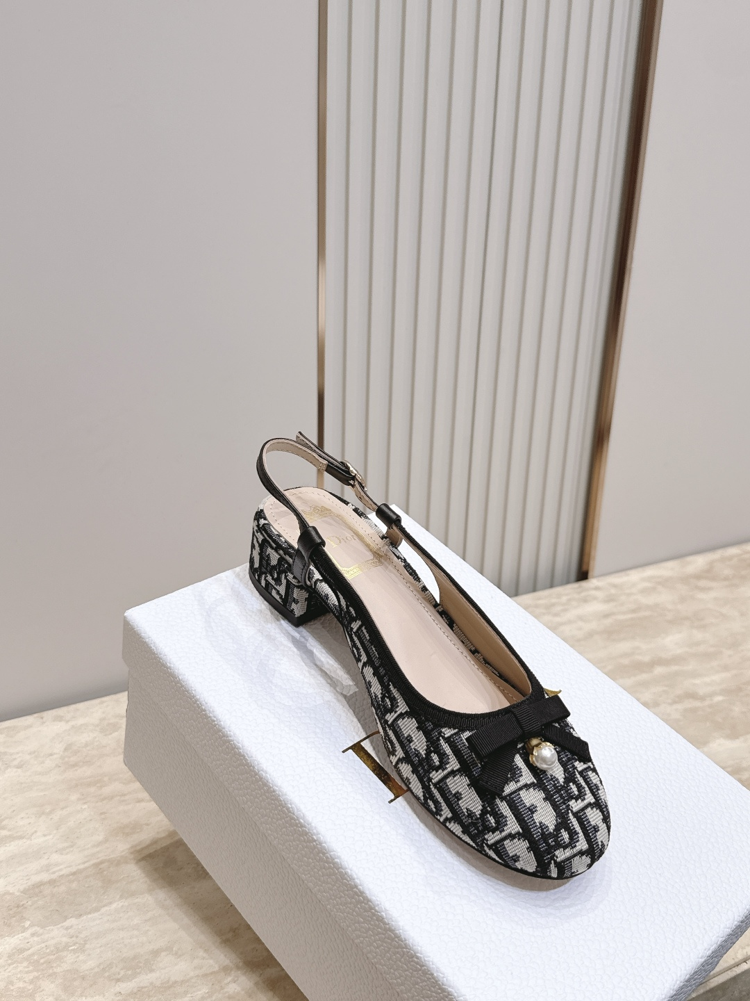 Dior 迪奥 26ss早秋系列 新款织带珍珠蝴蝶结中跟单鞋凉鞋 以品牌经典标志性的字母织带装饰打造,搭配同色系的皮质鞋 Dior 迪奥 26ss早秋系列 新款织带珍珠蝴蝶结中跟单鞋凉鞋 以品牌经典标志性的字母织带装饰打造,搭配同色系的皮质鞋