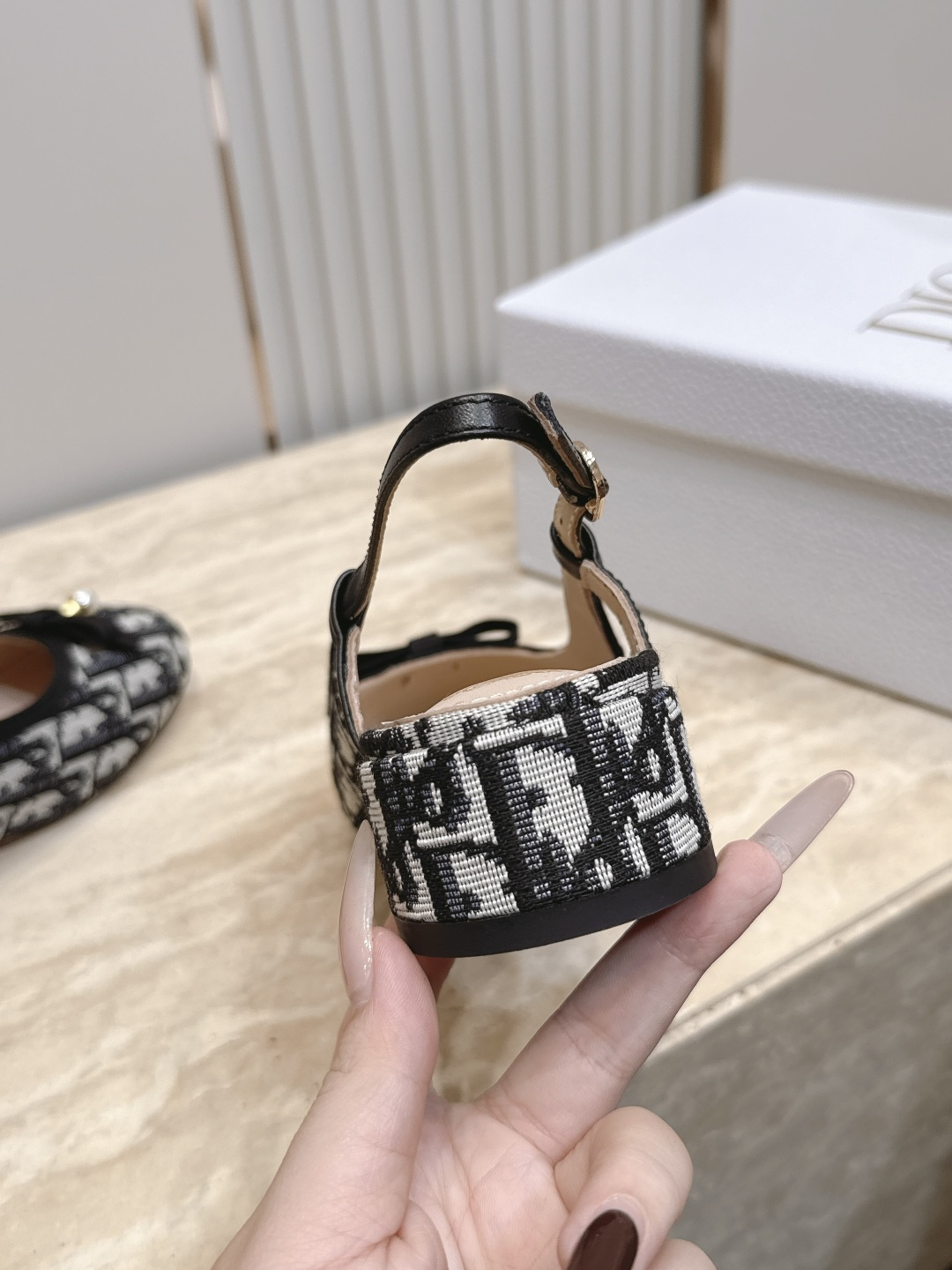Dior 迪奥 26ss早秋系列 新款织带珍珠蝴蝶结中跟单鞋凉鞋 以品牌经典标志性的字母织带装饰打造,搭配同色系的皮质鞋 Dior 迪奥 26ss早秋系列 新款织带珍珠蝴蝶结中跟单鞋凉鞋 以品牌经典标志性的字母织带装饰打造,搭配同色系的皮质鞋