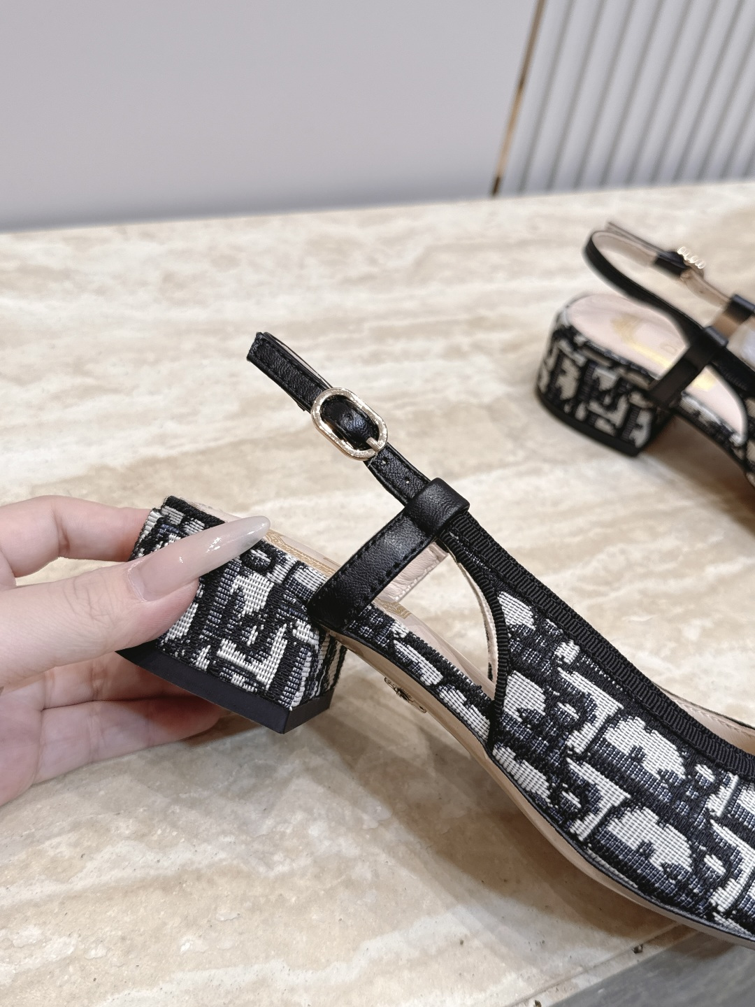 Dior 迪奥 26ss早秋系列 新款织带珍珠蝴蝶结中跟单鞋凉鞋 以品牌经典标志性的字母织带装饰打造,搭配同色系的皮质鞋 Dior 迪奥 26ss早秋系列 新款织带珍珠蝴蝶结中跟单鞋凉鞋 以品牌经典标志性的字母织带装饰打造,搭配同色系的皮质鞋