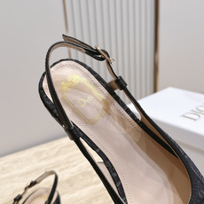 Dior 迪奥 26ss早秋系列 新款织带珍珠蝴蝶结中跟单鞋凉鞋 以品牌经典标志性的字母织带装饰打造,搭配同色系的皮质鞋 Dior 迪奥 26ss早秋系列 新款织带珍珠蝴蝶结中跟单鞋凉鞋 以品牌经典标志性的字母织带装饰打造,搭配同色系的皮质鞋