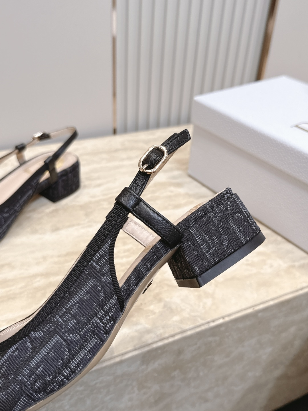 Dior 迪奥 26ss早秋系列 新款织带珍珠蝴蝶结中跟单鞋凉鞋 以品牌经典标志性的字母织带装饰打造,搭配同色系的皮质鞋 Dior 迪奥 26ss早秋系列 新款织带珍珠蝴蝶结中跟单鞋凉鞋 以品牌经典标志性的字母织带装饰打造,搭配同色系的皮质鞋