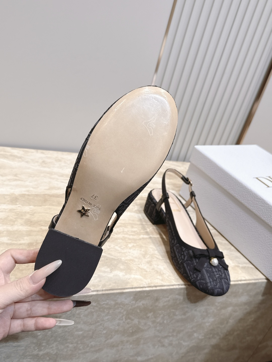Dior 迪奥 26ss早秋系列 新款织带珍珠蝴蝶结中跟单鞋凉鞋 以品牌经典标志性的字母织带装饰打造,搭配同色系的皮质鞋 Dior 迪奥 26ss早秋系列 新款织带珍珠蝴蝶结中跟单鞋凉鞋 以品牌经典标志性的字母织带装饰打造,搭配同色系的皮质鞋