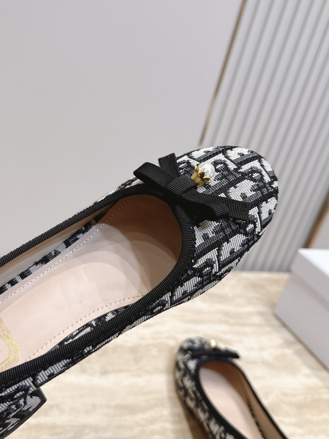Dior 迪奥 26ss早秋系列 新款织带珍珠蝴蝶结中跟单鞋 以品牌经典标志性的字母织带装饰打造,搭配同色系的皮质鞋床, Dior 迪奥 26ss早秋系列 新款织带珍珠蝴蝶结中跟单鞋 以品牌经典标志性的字母织带装饰打造,搭配同色系的皮质鞋床,