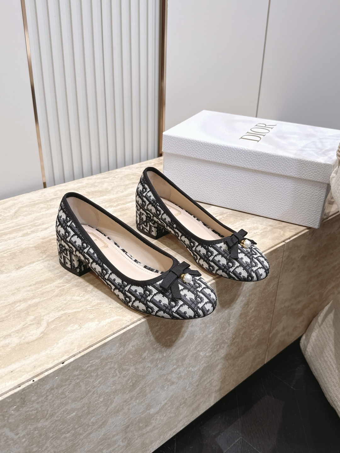 NO:928460,Dior Dior 26ss early autumn series new webbed pearl bow mid-heeled shoes are decorated with the brand's classic iconic letter webbing and matched with leather footbeds of the same color. They are simple yet full of high-end. The Dior logo on the embroidery is clear and neat, making it a big-brand style that can be recognized at a glance.  The matching is very adaptable. Paired with drapey suit pants, it gives a lazy and casual French atmosphere. Paired with denim shorts or a floral dress, it can unlock a fresh and sweet summer look. It can be easily held in daily street or beach vacations and can be worn effortlessly to look fashionable. Upper cowhide/presbyopia, lining sheepskin, outsole Italian genuine leather outsole  size 35-41 (customized sizes 40 and 41 are non-refundable), single shoes, dior, dior, skirts, shorts, business suit, cowhide, sheepskin, Leather soles19860909Dior 迪奥 26ss早秋系列 新款织带珍珠蝴蝶结中跟单鞋 以品牌经典标志性的字母织带装饰打造,搭配同色系的皮质鞋床,简约中带着满满的高级感,刺绣上的Dior标识清晰利落,是一眼就能认出的大牌格调. 搭配上适配度超高,搭垂感西装裤是慵懒随性的法式氛围,配牛仔短裤或碎花连衣裙又能解锁清新甜美的夏日造型,日常出街、海边度假都能轻hold住,不费力就能穿出时髦感. 鞋面牛皮/老花面 内里羊皮 大底意大利真皮大底 size35-41码（40、41码定制不退换）,单鞋,dior,dior,skirts,shorts,business suit,cowhide,sheepskin,Leather soles,Women's Shoes