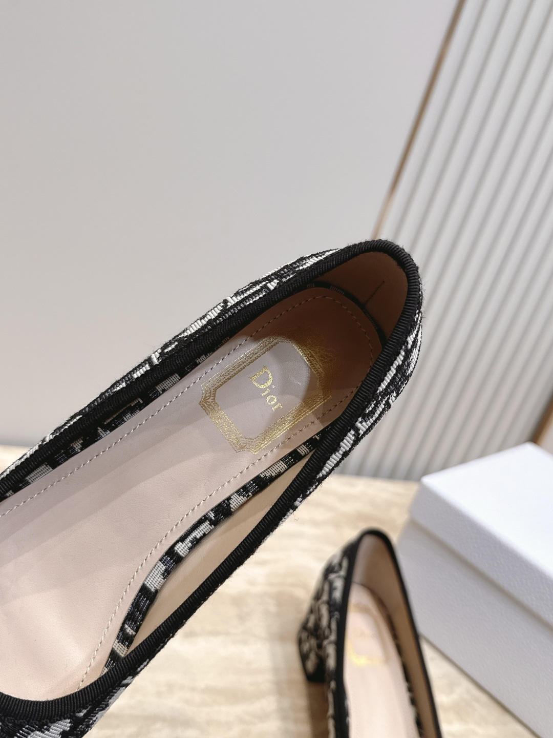 Dior 迪奥 26ss早秋系列 新款织带珍珠蝴蝶结中跟单鞋 以品牌经典标志性的字母织带装饰打造,搭配同色系的皮质鞋床, Dior 迪奥 26ss早秋系列 新款织带珍珠蝴蝶结中跟单鞋 以品牌经典标志性的字母织带装饰打造,搭配同色系的皮质鞋床,