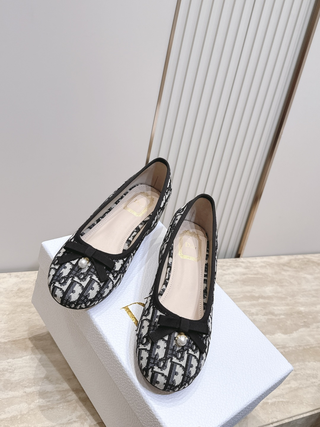 Dior 迪奥 26ss早秋系列 新款织带珍珠蝴蝶结中跟单鞋 以品牌经典标志性的字母织带装饰打造,搭配同色系的皮质鞋床, Dior 迪奥 26ss早秋系列 新款织带珍珠蝴蝶结中跟单鞋 以品牌经典标志性的字母织带装饰打造,搭配同色系的皮质鞋床,